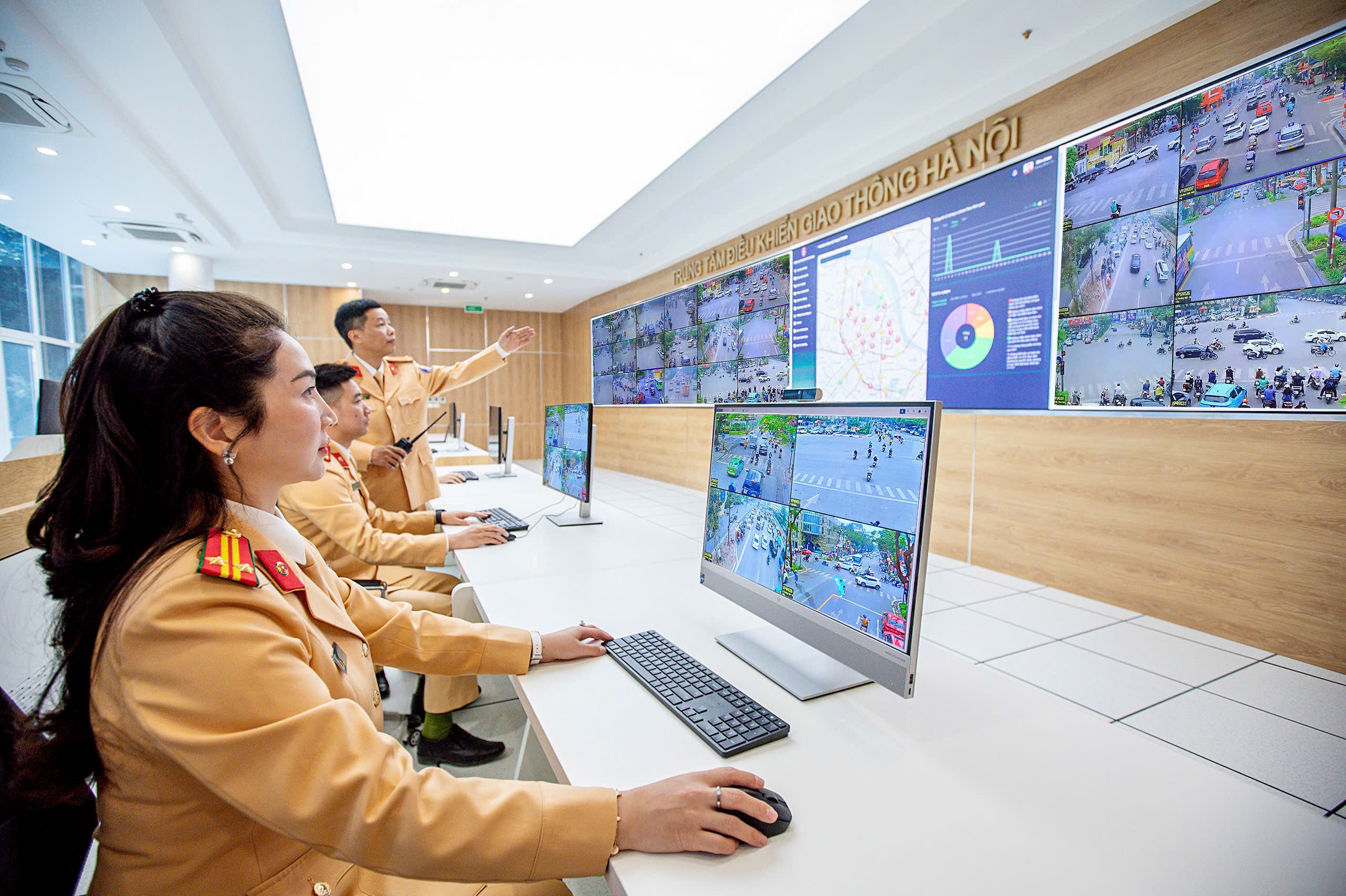 Cán bộ Cảnh sát giao thông trực tại Trung tâm điều khiển, giám sát tình hình giao thông và trật tự đô thị trên toàn thành phố.