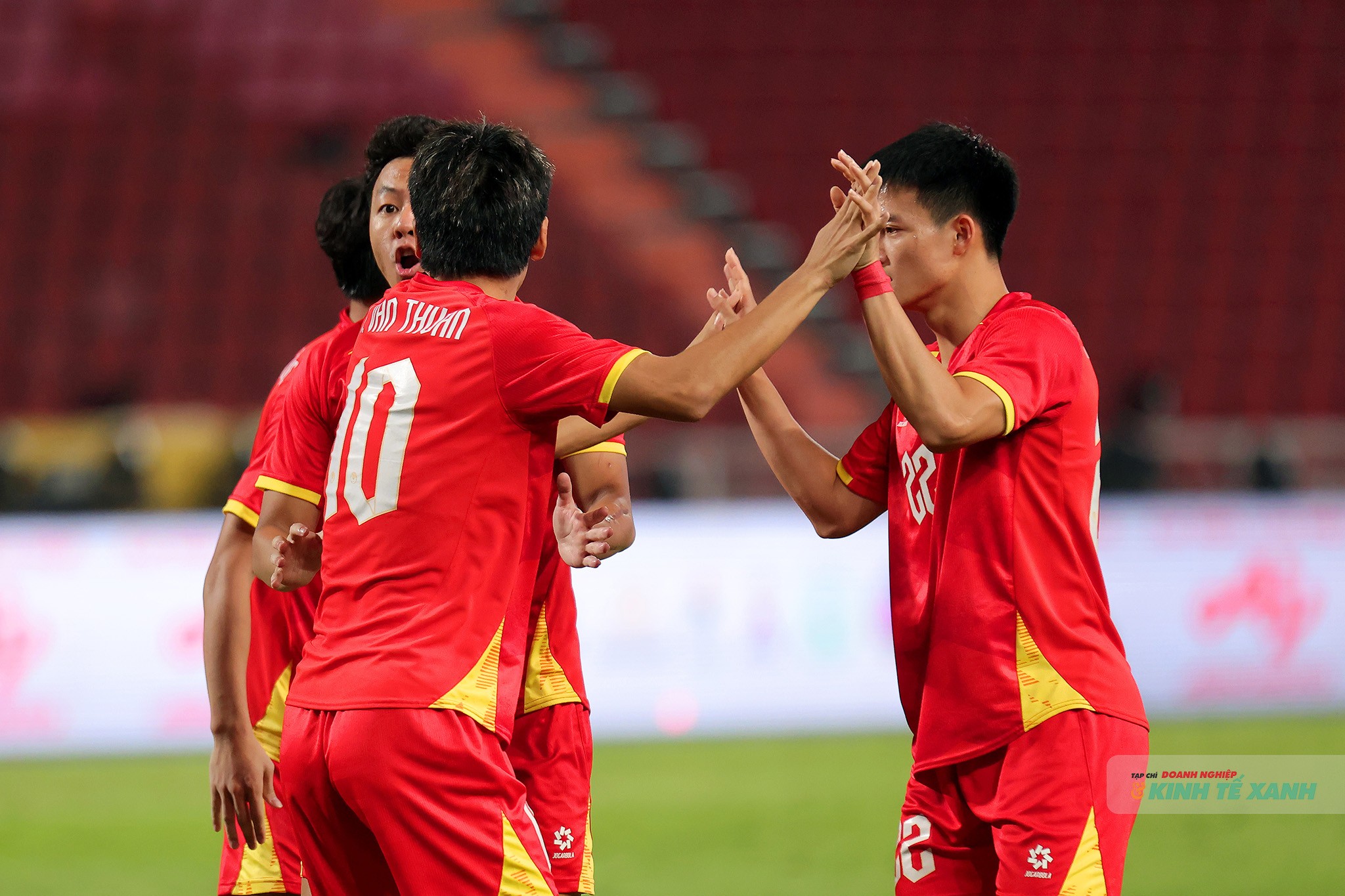 Các cầu thủ U22 Việt Nam ăn mừng khi được hưởng phạt đền