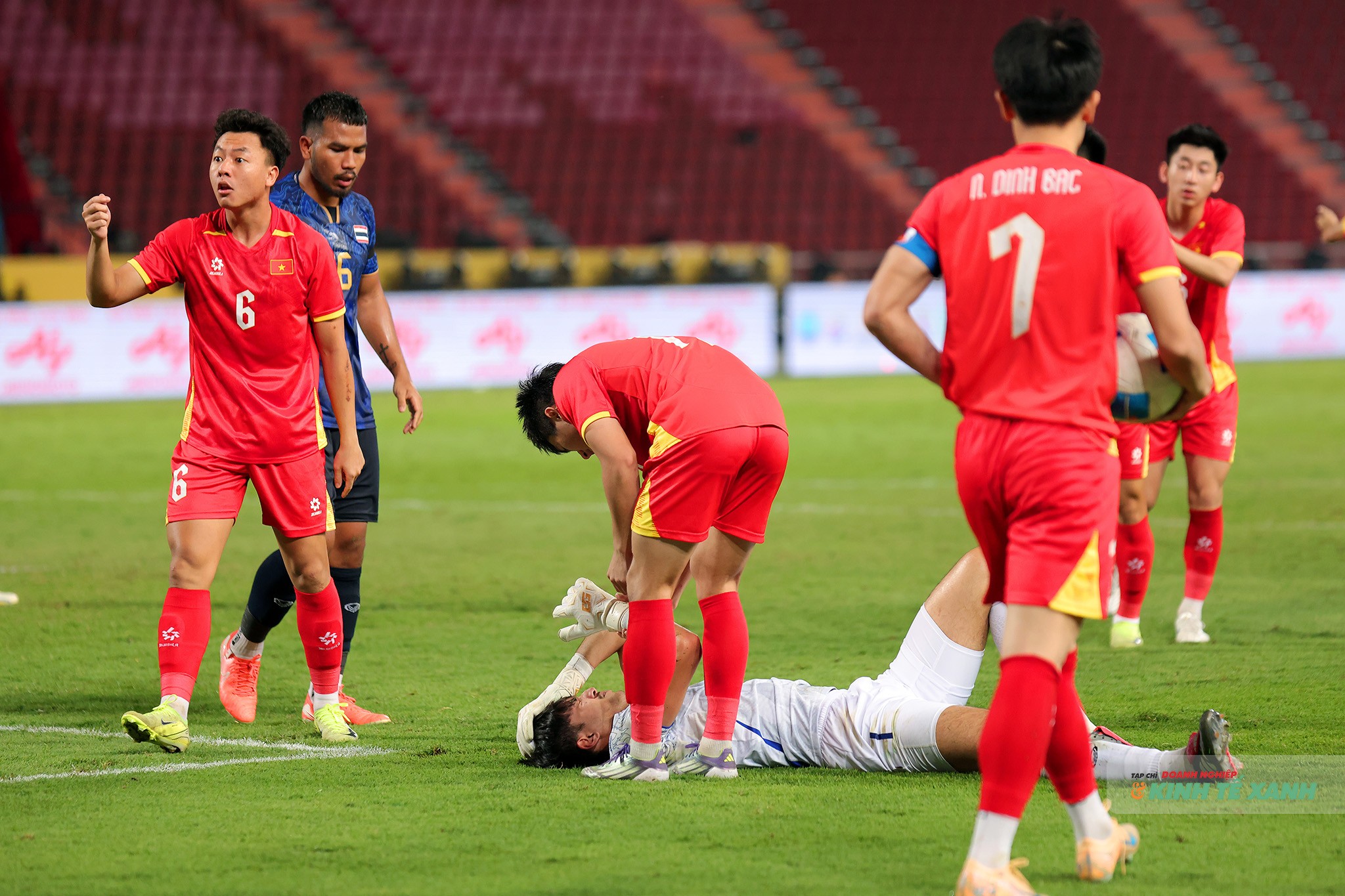 Các cầu thủ U22 Việt Nam đòi trọng tài phải phạt thẻ thủ môn U22 Thái Lan.