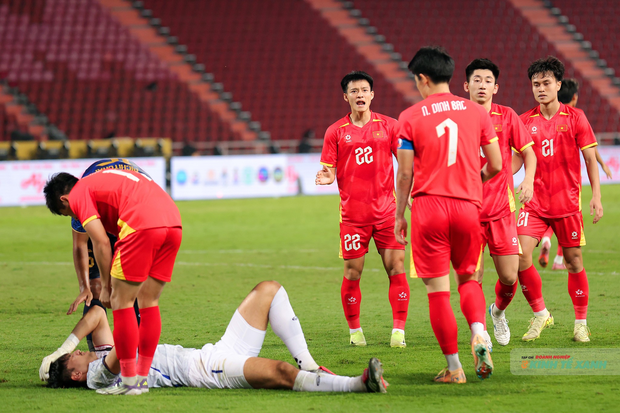 Đích thân cầu thủ bị phạm lỗi - tiền đạo Đình Bắc thực hiện quả phạt 11m