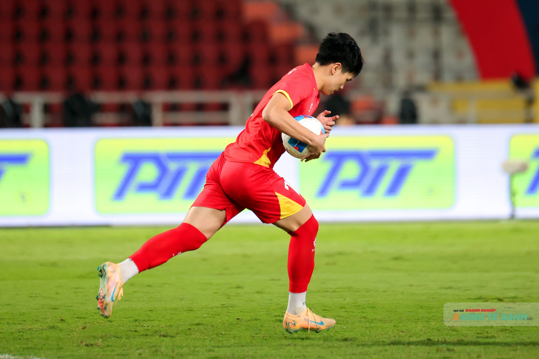 Đình Bắc nhanh chóng nhặt bóng đưa về vạch vôi giữa sân để trận đấu sớm được tiếp tục