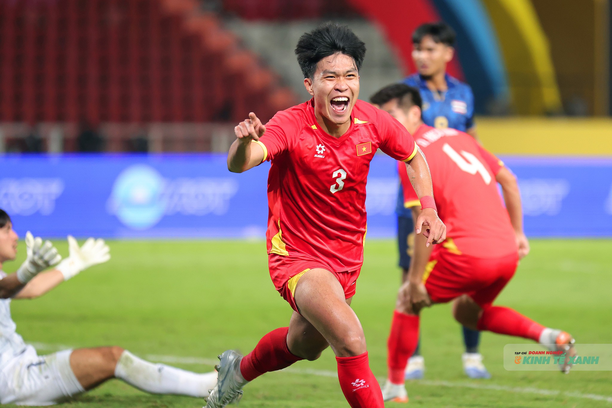 Trung vệ Lý Đức ăn mừng bàn gỡ hòa 2-2 cho đội tuyển U22 Việt Nam