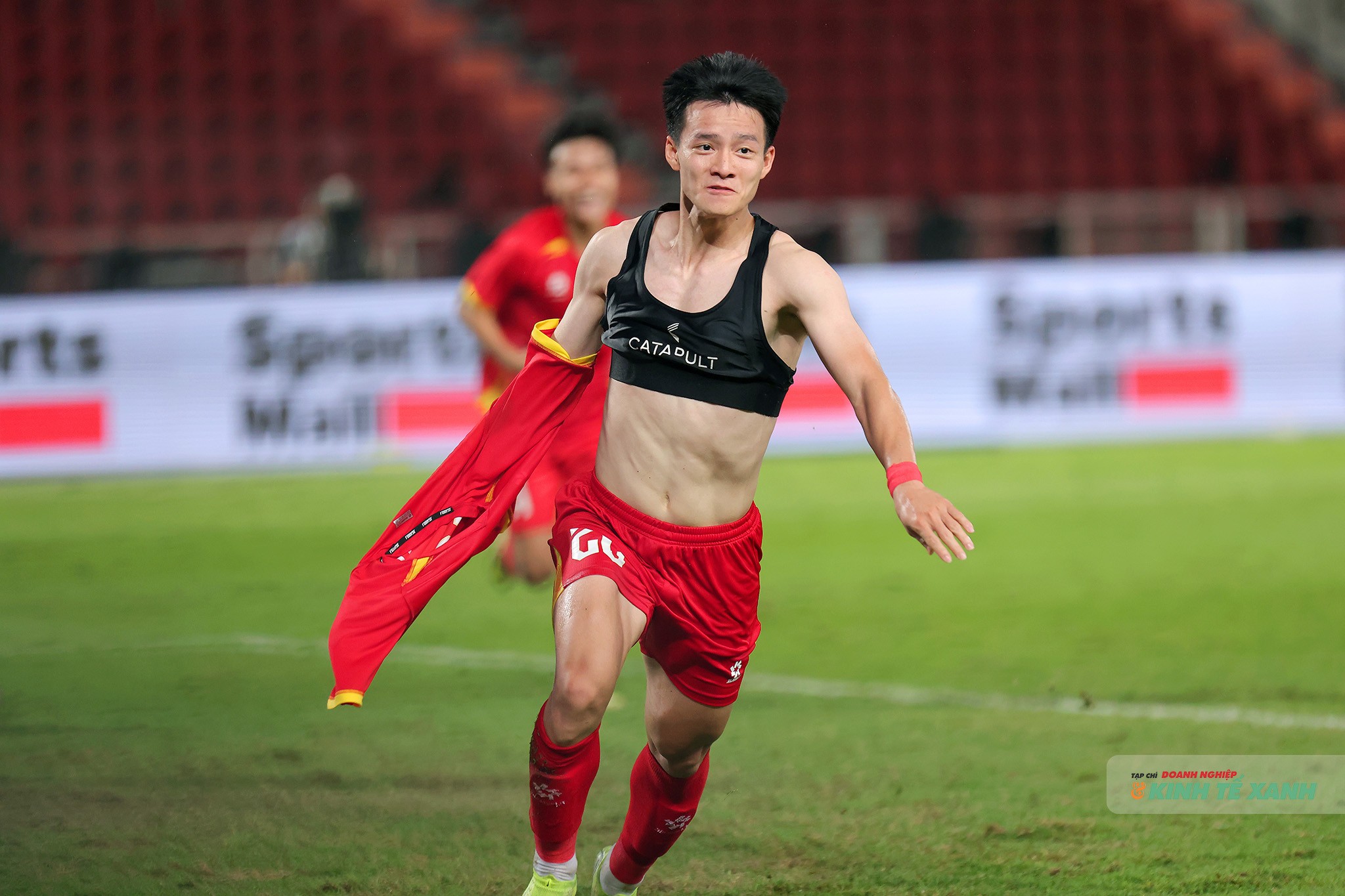 Tiền đạo Thanh Nhàn cởi áo ăn mừng bàn thắng quý hơn vàng cho U22 Việt Nam