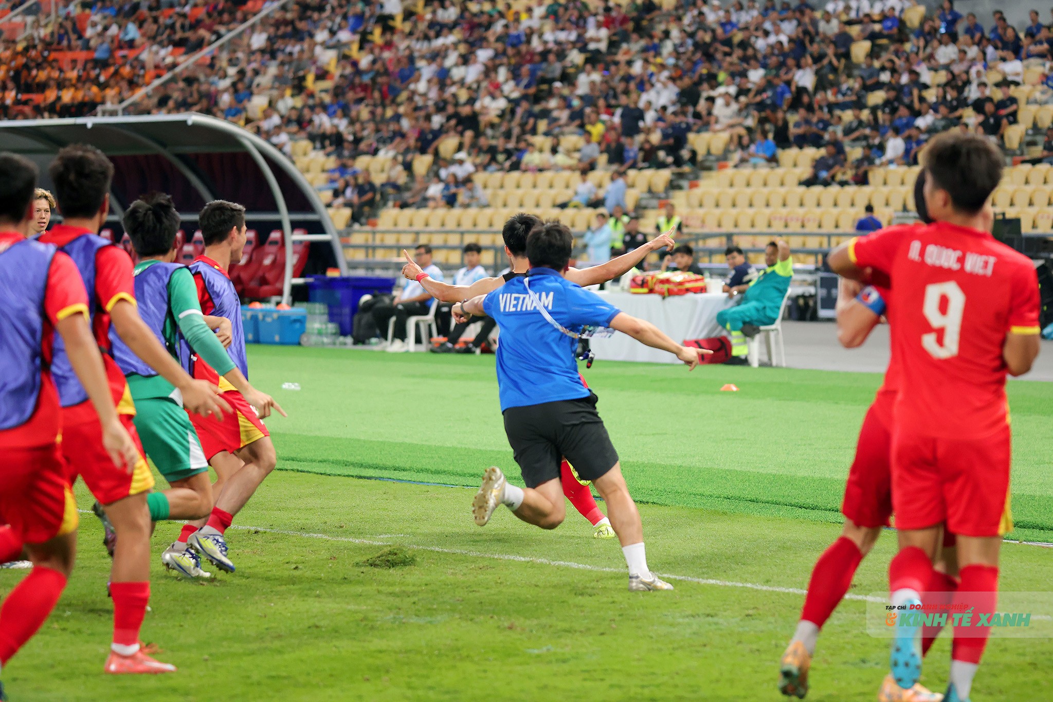 Thanh Nhàn lao về khu vực kỹ thuật để chia vui cùng đồng đội và Ban Huấn luyện