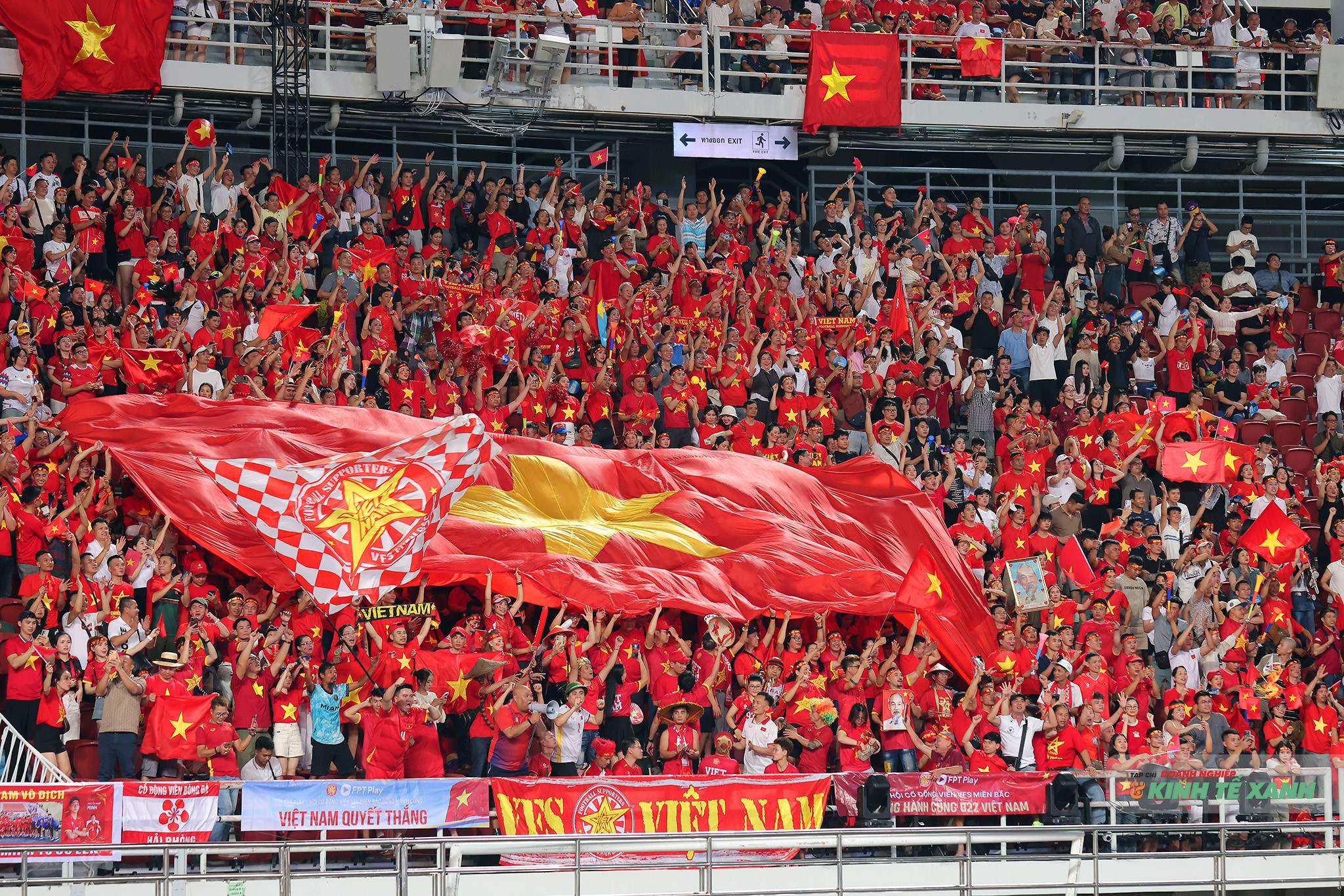 Rất đông cổ động viên Việt Nam đến sân Rajamangala để chia vui cùng thầy trò HLV Kim Sang Sik