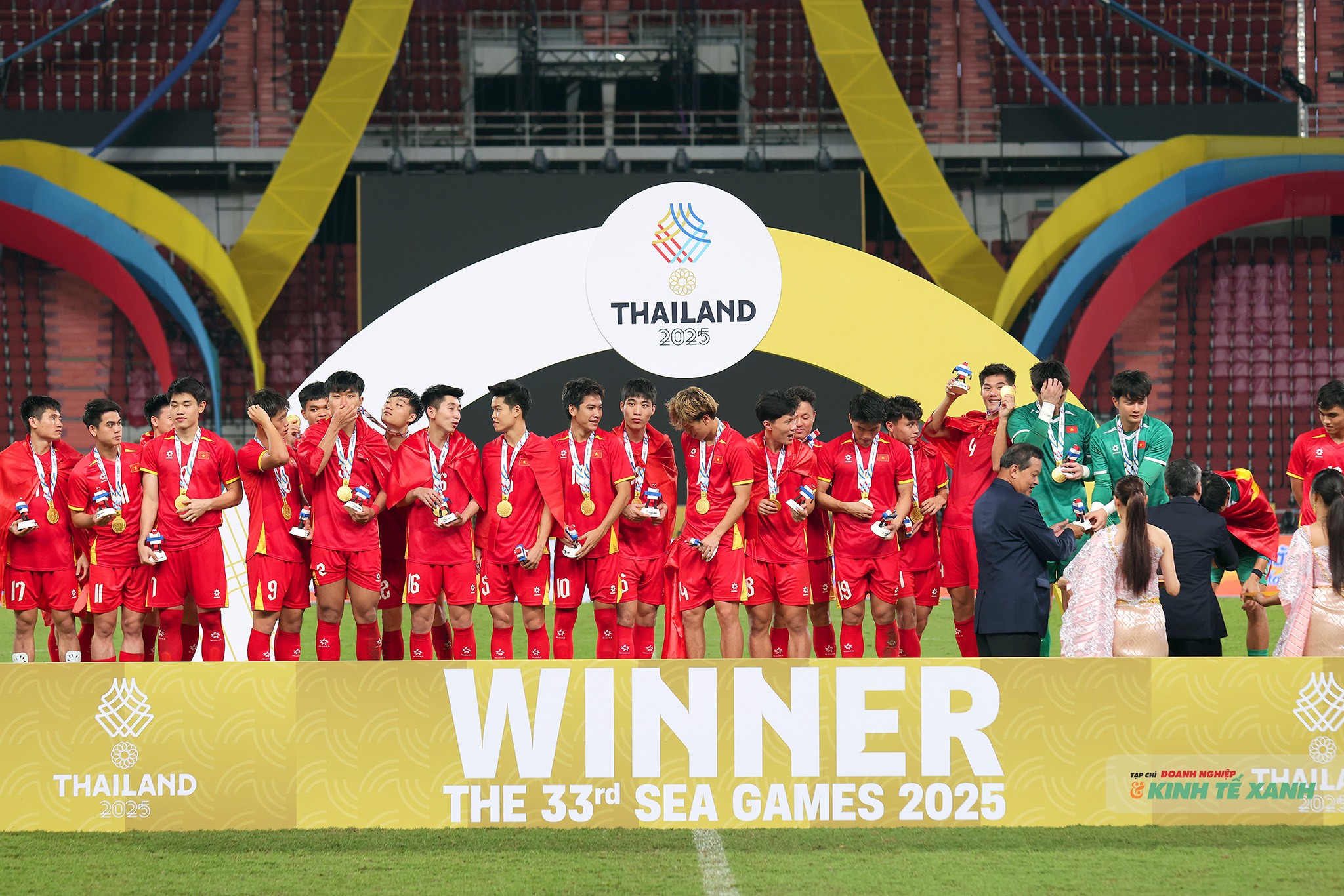 Các cầu thủ U22 Việt Nam nhận huy chương vàng môn bóng đá nam SEA Games 33