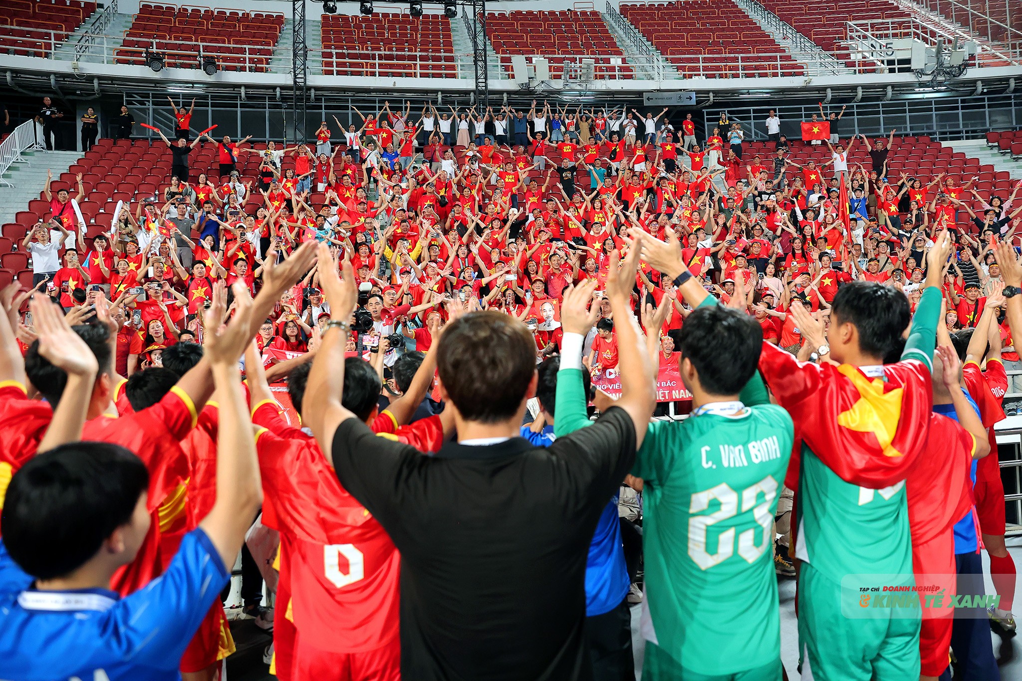 HLV Kim Sang Sik và các học trò tri ân cổ động viên Việt Nam trên sân vận động Rajamangala, thủ đô Bangkok, Thái Lan.