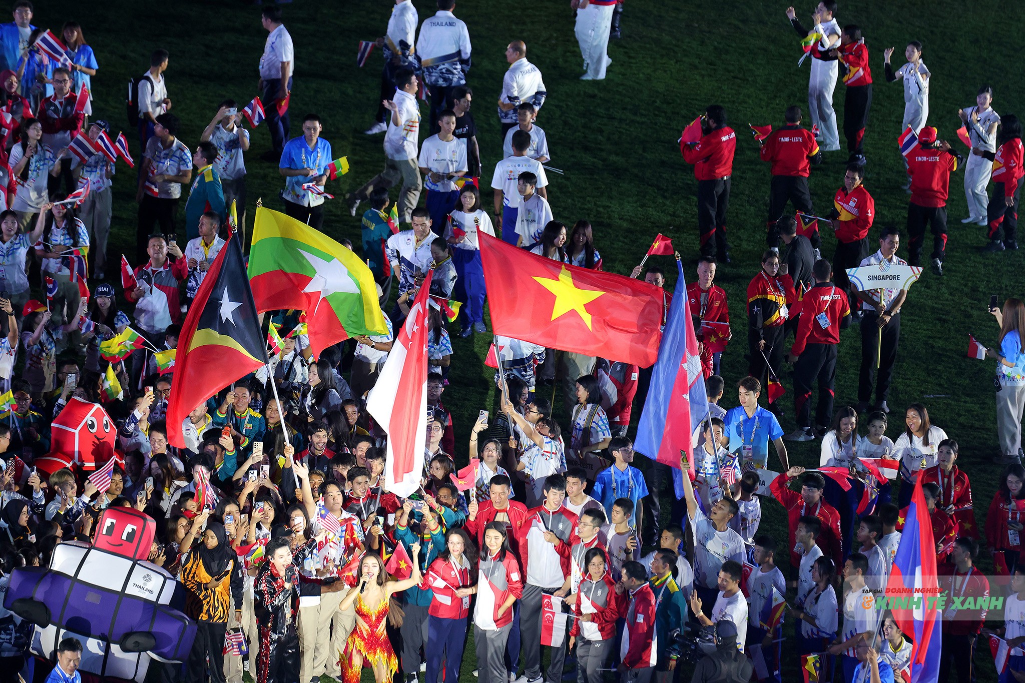 Sân vận động Rajamangala biến thành một sân khấu lớn nơi nghệ sĩ và các vận động viên giao lưu, cùng nhún nhẩy theo điệu nhạc