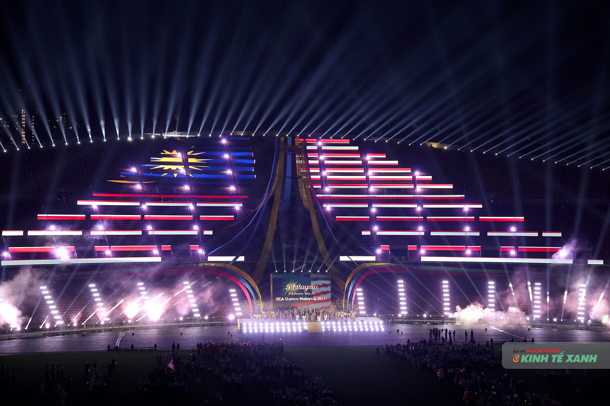 Quốc kỳ Malaysia - nước chủ nhà SEA Games 34 rực sáng trên khán đài sân vận động Rajamangala, thủ đô Bangkok, Thái Lan