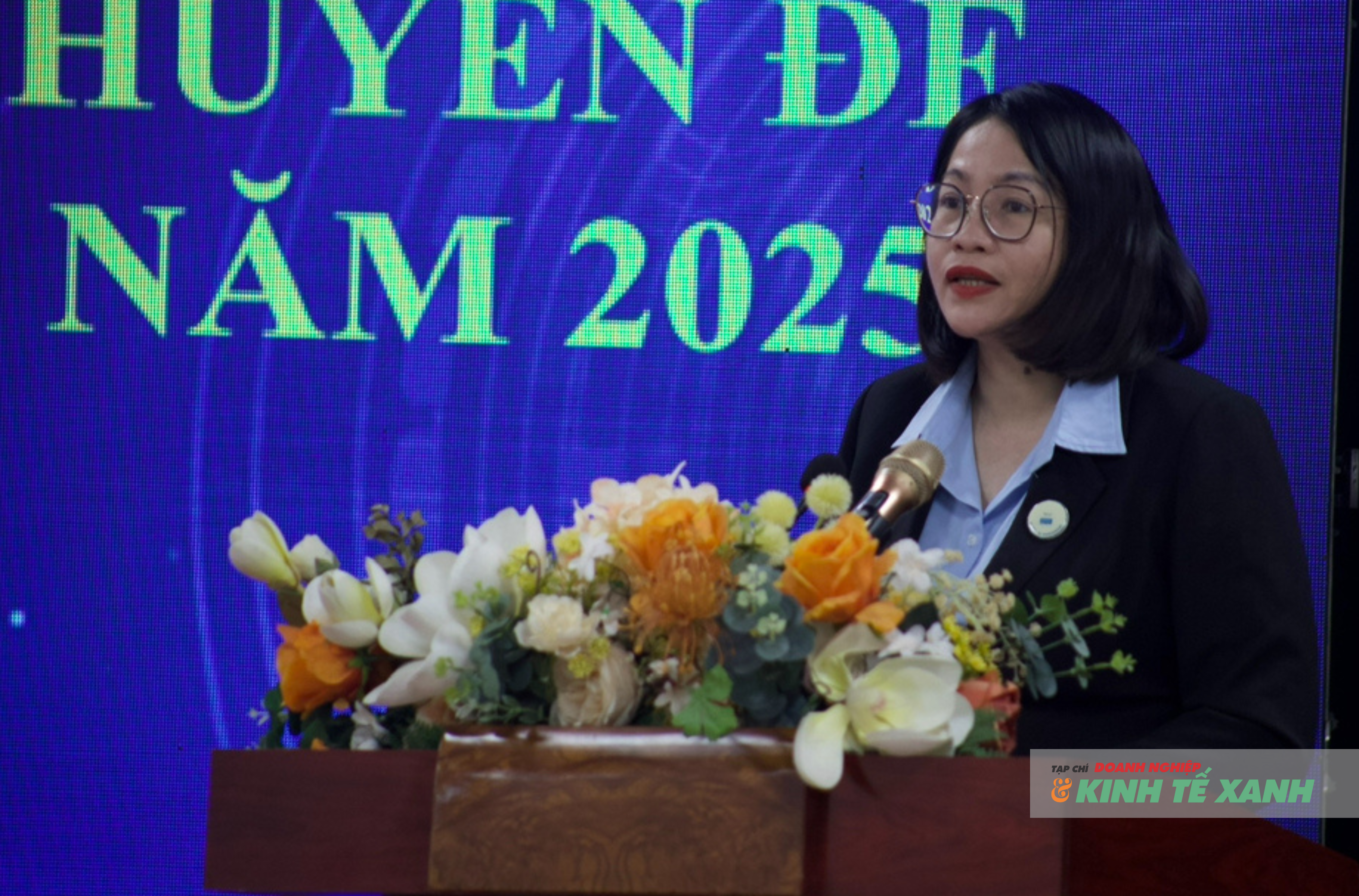 Bà Nguyễn Thị Lan – Phó Giám đốc khối tuyển dụng và đào tạo Công ty Cổ phần Quản lý và Khai thác tòa nhà VNPT (PMC) trao đổi, tư vấn cơ hội việc làm cho bộ đội xuất ngũ.