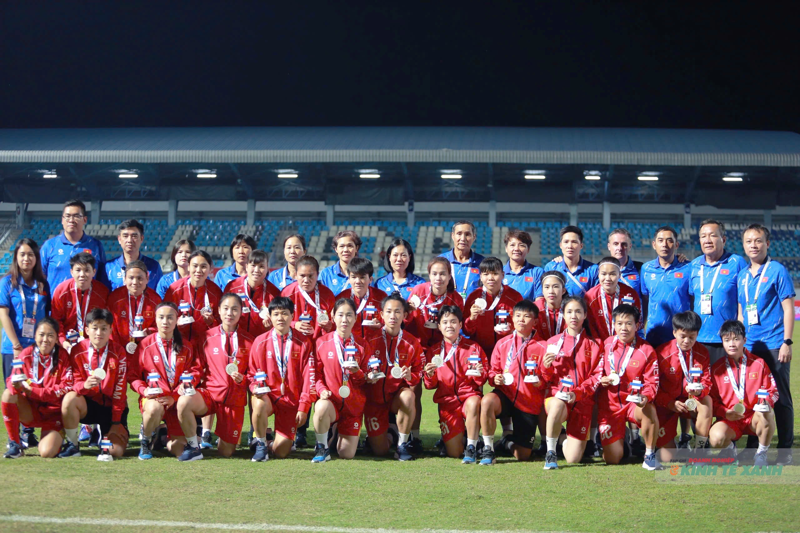 Thầy trò HLV Mai Đức Chung không thể bảo vệ thành công ngôi Hậu sau trận thua đáng tiếc trước Philippines