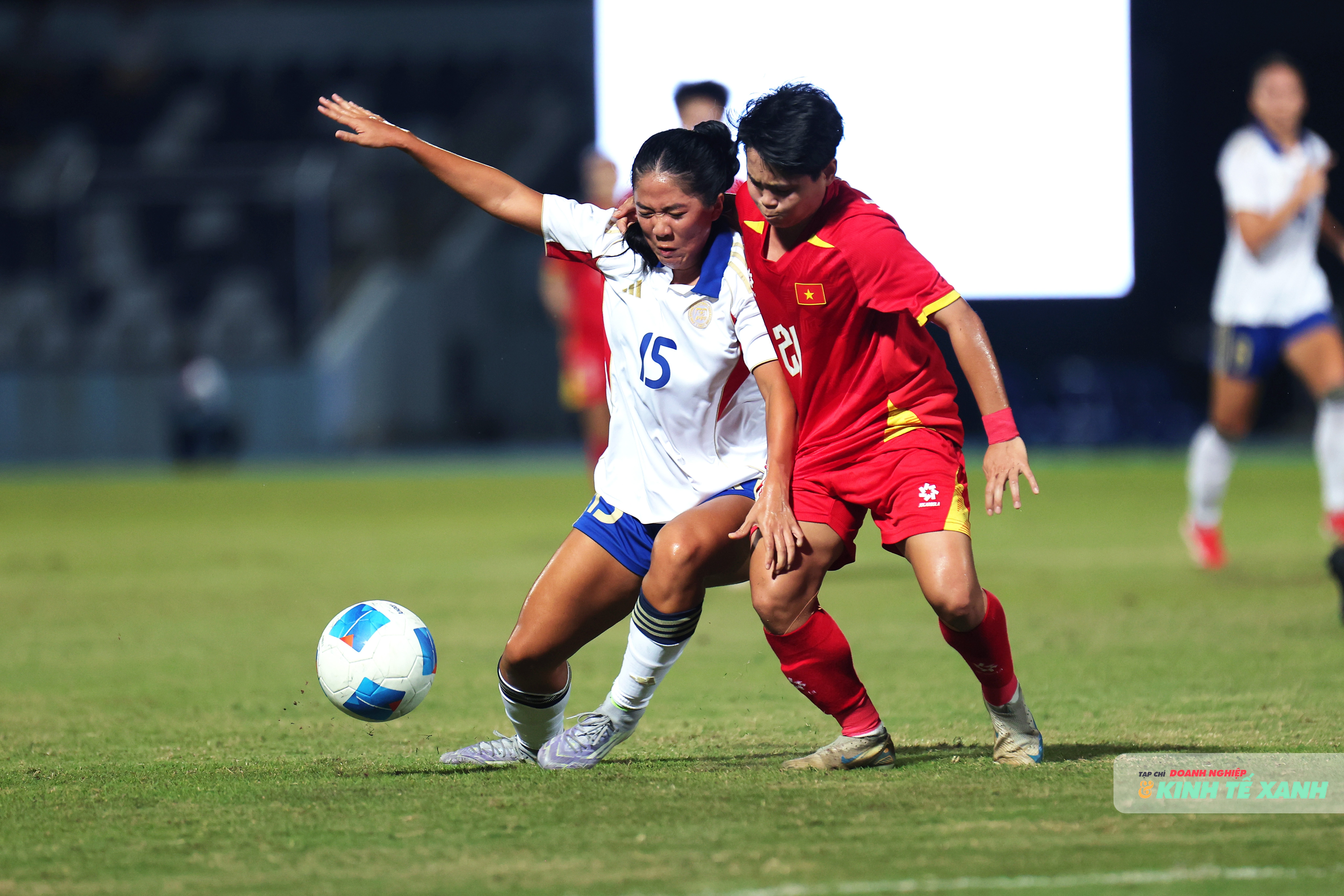 Đội tuyển nữ Việt Nam không thể chuyển hóa những cơ hội thành bàn thắng, buộc hai đội phải thi đấu thêm hai hiệp phụ