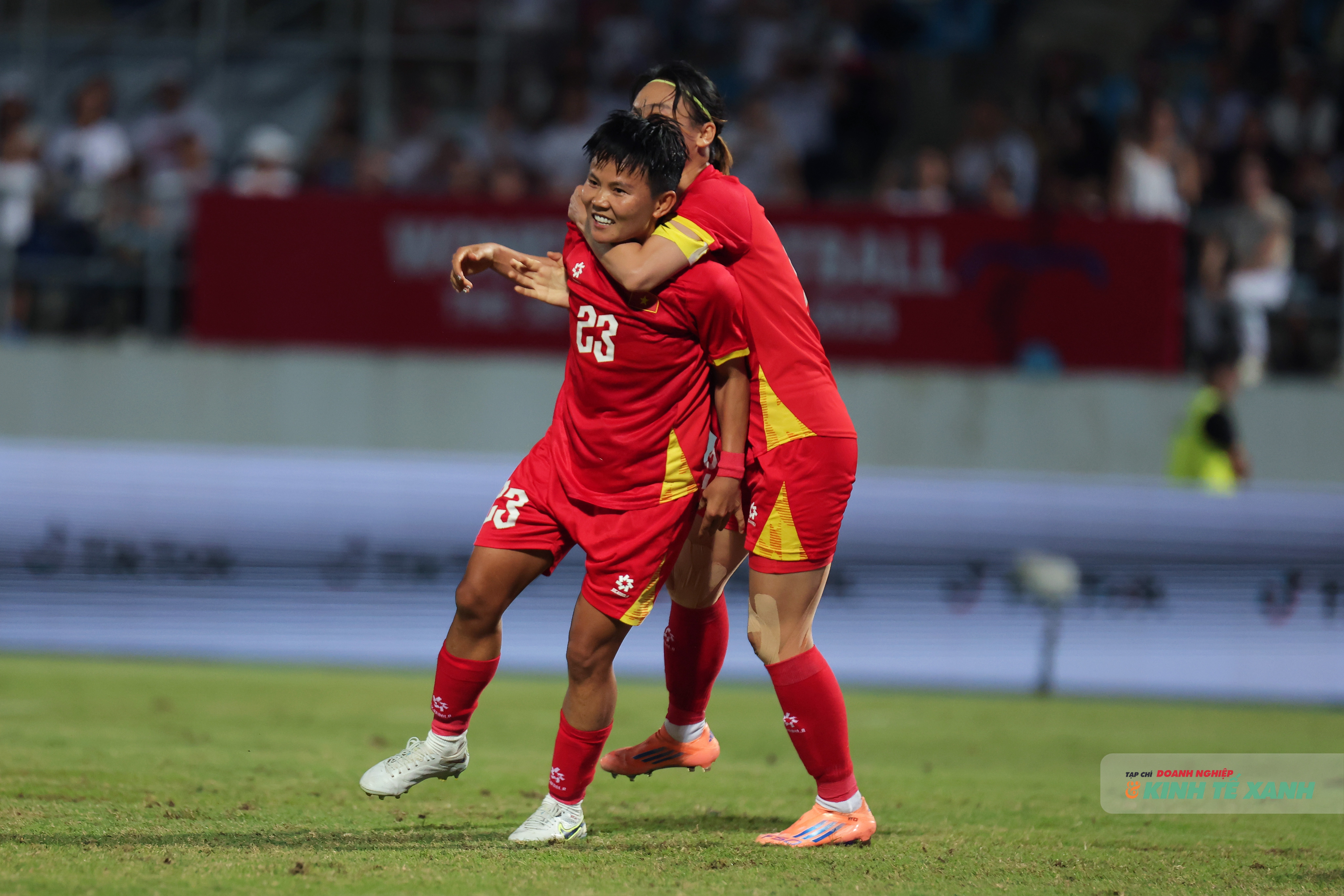 Các cầu thủ nữ Việt Nam đã ăn mừng nhưng bàn thắng không được công nhận do sai sót nghiêm trọng của trọng tài biên