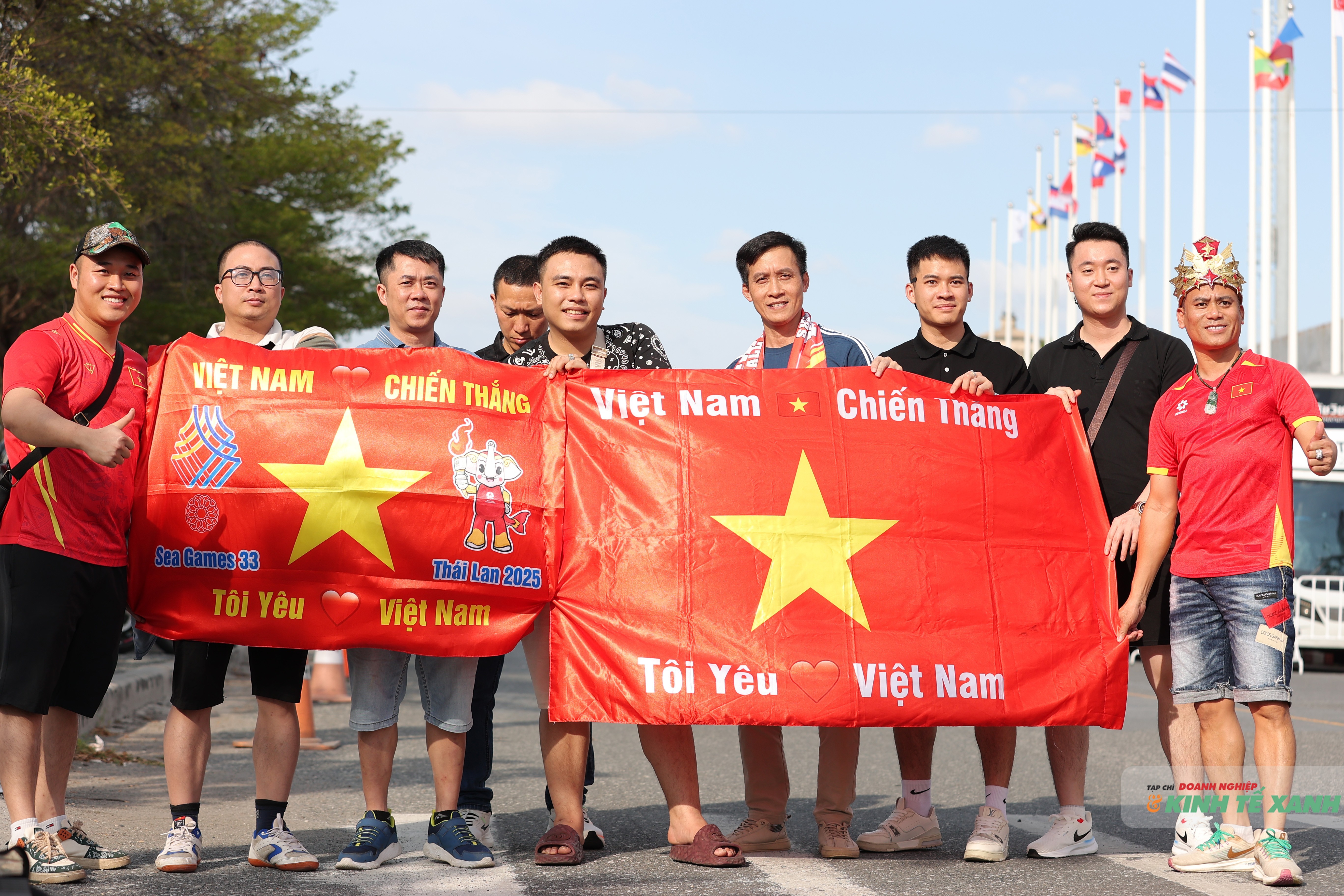 Cổ động viên Việt Nam không quản ngại đường xá xa xôi đến sân vận động IPE Chonburi Stadium, tỉnh Chonburi để tiếp lửa cho các cô gái vàng Việt Nam