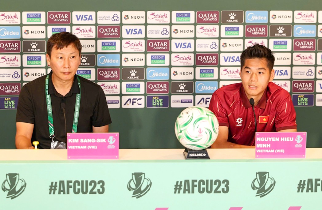 HLV Kim Sang Sik và trung vệ Nguyễn Hiểu Minh tham dự buổi họp báo sau trận thắng U23 Jordan