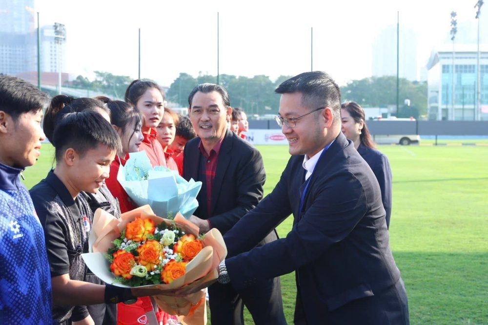 Các đồng chí lãnh đạo tặng hoa tổ trọng tài và cầu thủ các đội bóng nữ