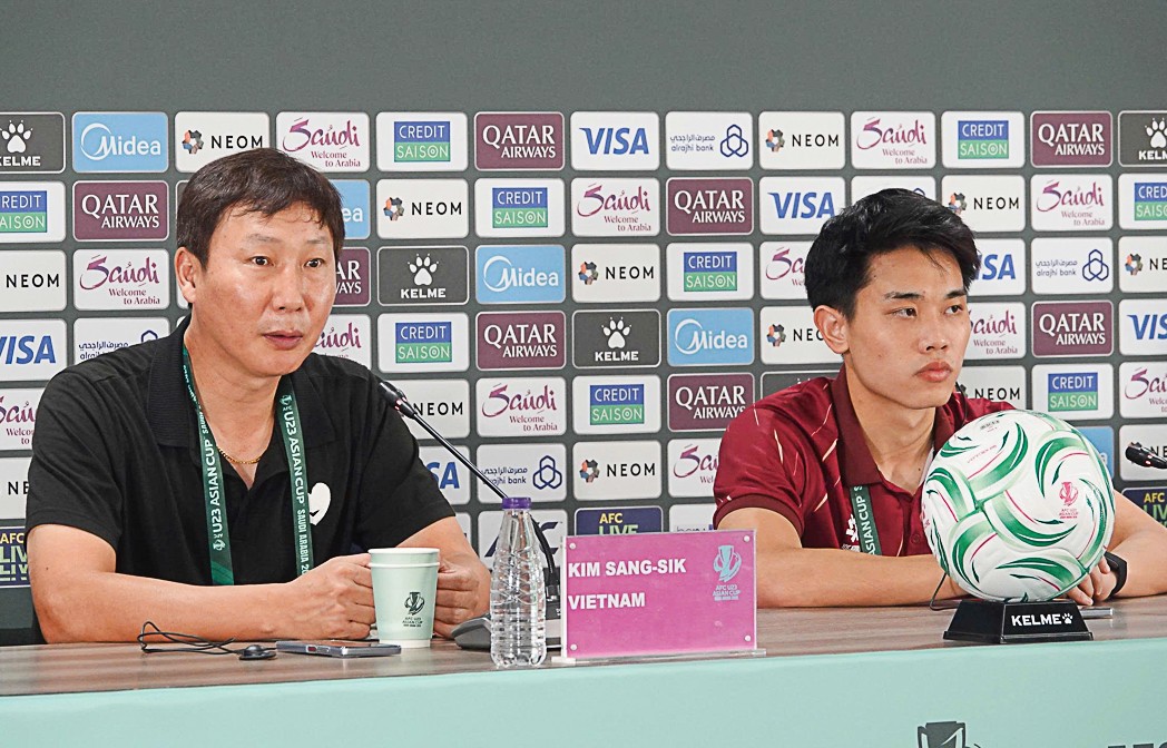 HLV Kim Sang Sik tự hào về tinh thần thi đấu và thành tích của các học trò
