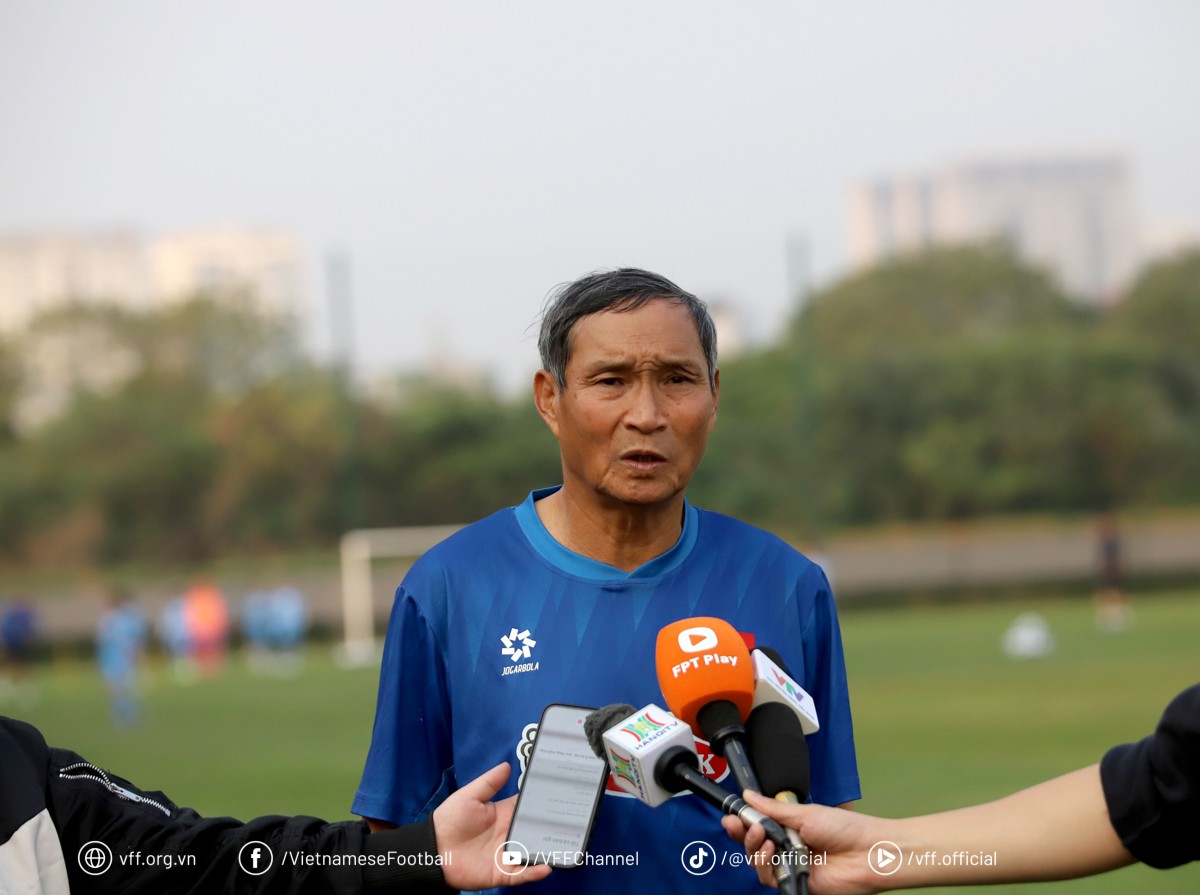 HLV Mai Đức Chung chia sẻ với báo giới về mục tiêu và kế hoạch luyện tập của đội tuyển nữ Việt Nam
