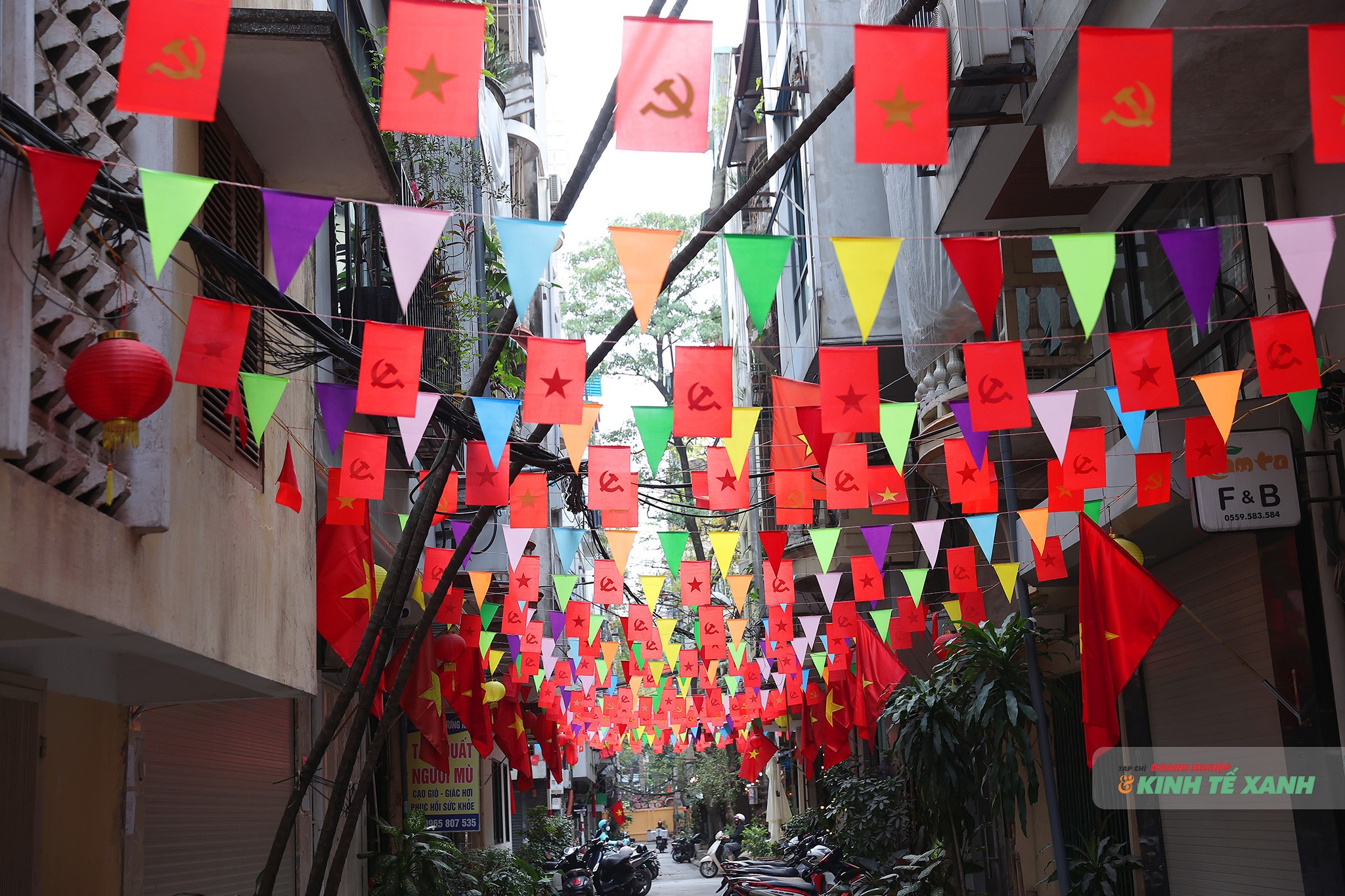 Cờ Tổ Quốc, cờ Đảng rực rỡ một con ngõ nhỏ tại Thủ đô Hà Nội