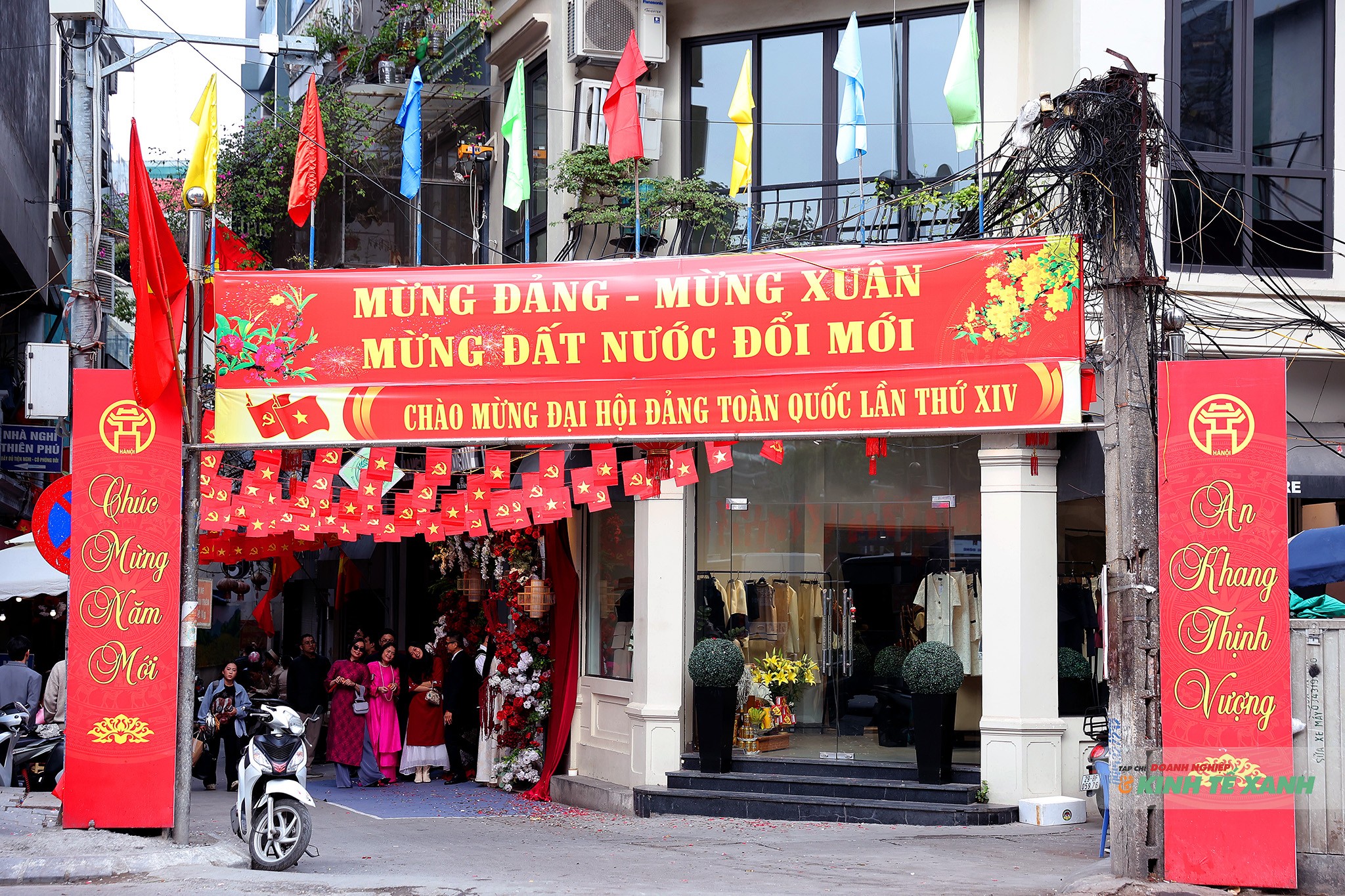 Lối vào một khu dân cư được trang hoàng băng rôn, khẩu hiệu chào mừng Đại hội XIV của Đảng