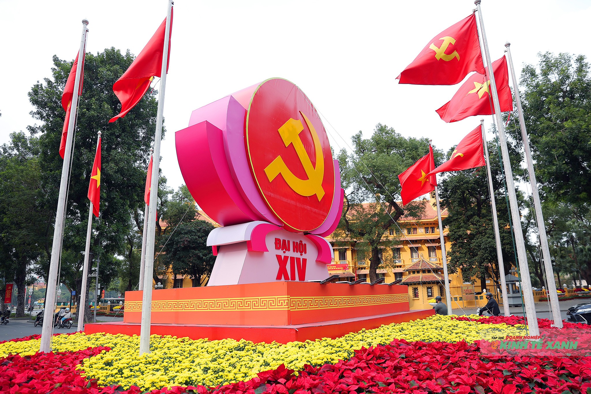 Biểu trưng của Đại hội Đại biểu toàn quốc lần thứ XIV của Đảng Cộng sản Việt Nam trước trụ sở Bộ Ngoại giao