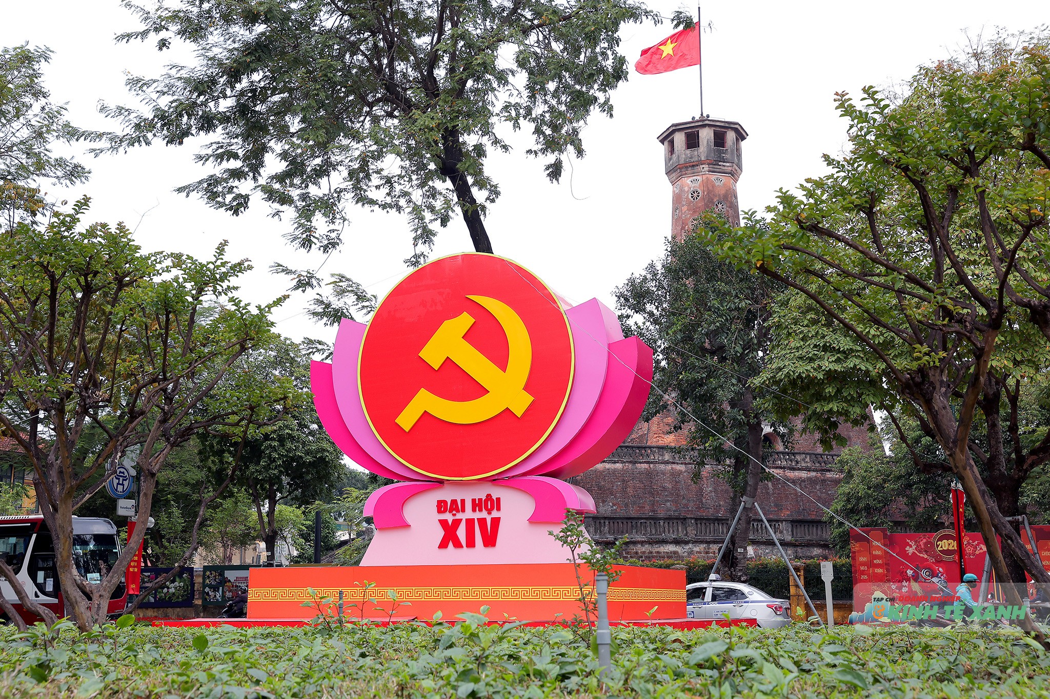 Biểu trưng của Đại hội XIV của Đảng trước cột cờ Hà Nội.