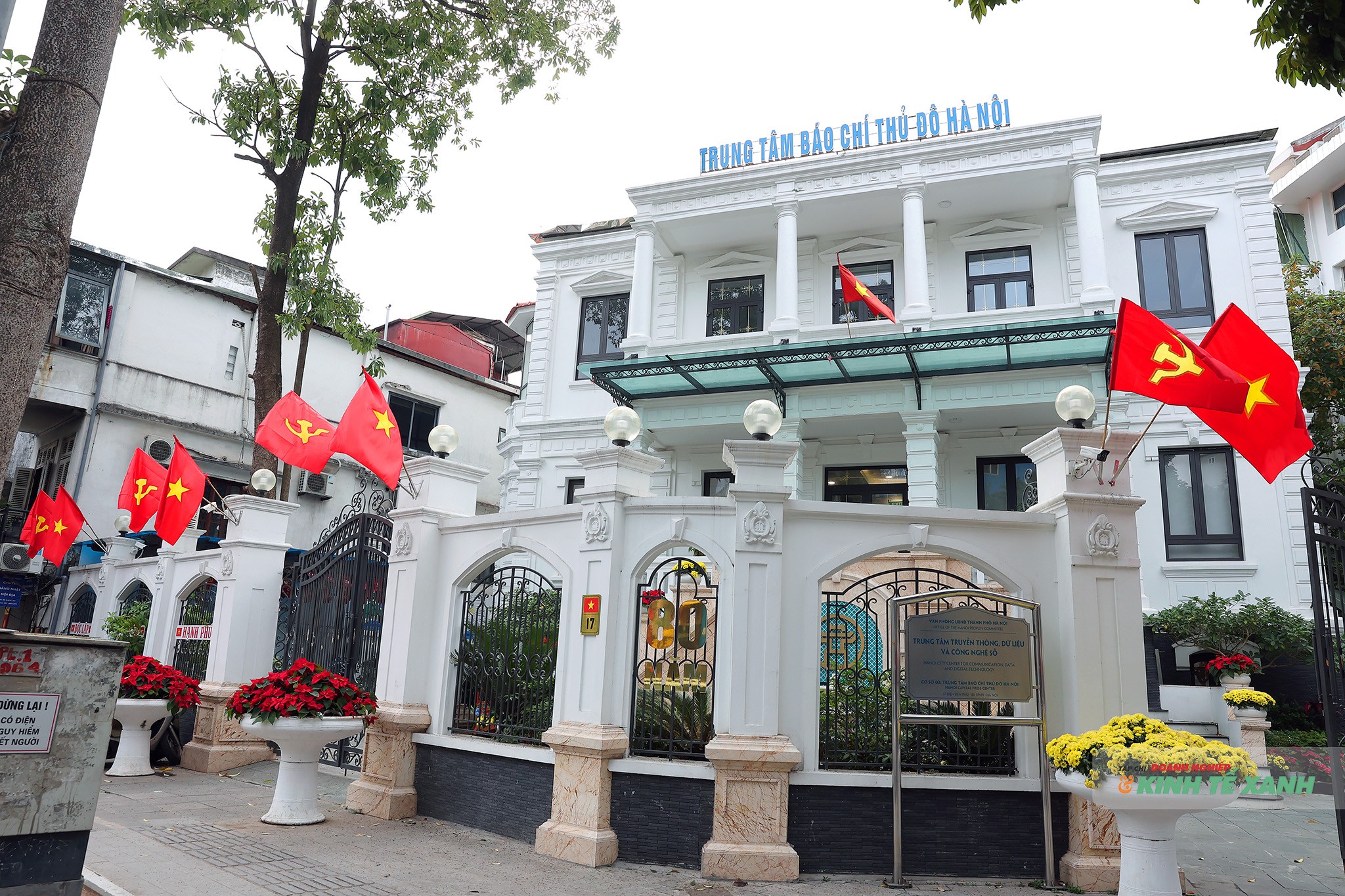 Trung tâm Báo chí Thủ đô Hà Nội ngập tràn cờ Tổ quốc và cờ Đảng.