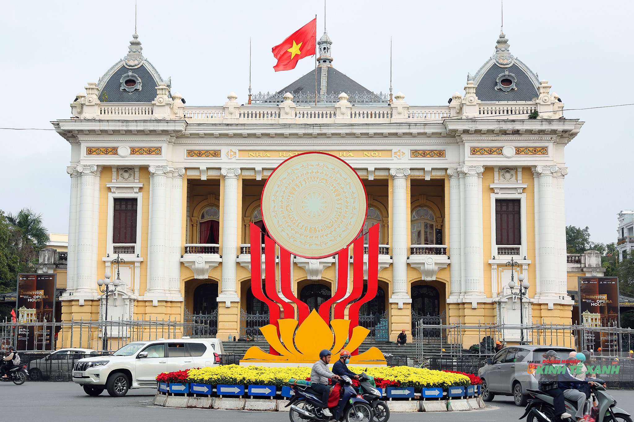 Biểu trưng trống đồng trước cửa Nhà hát lớn Hà Nội.