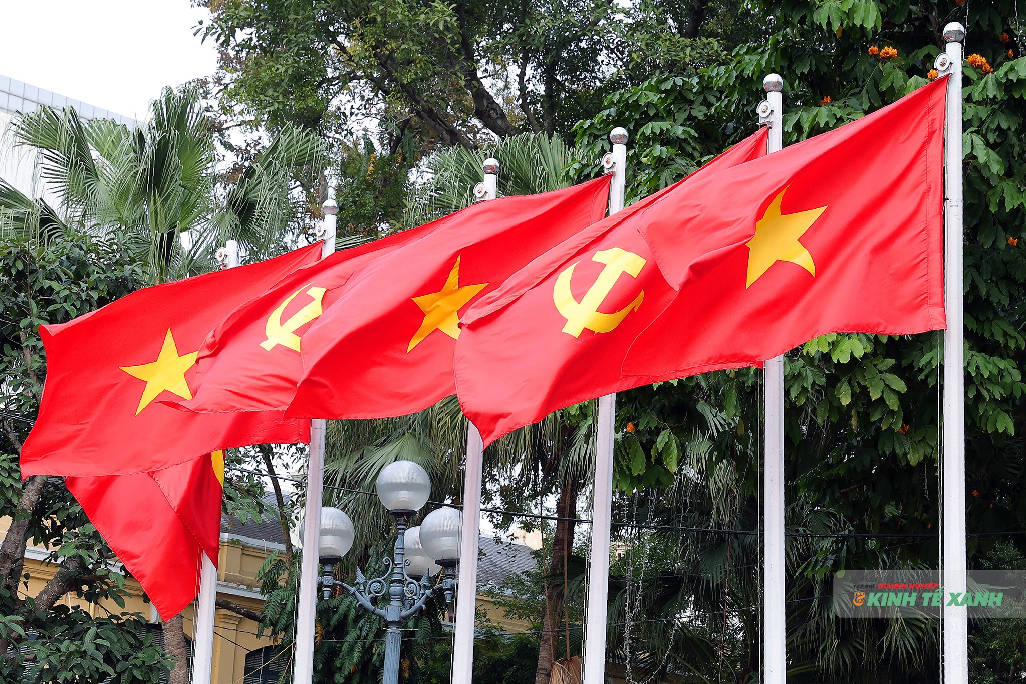 Cờ Tổ quốc, cờ Đảng rực rỡ tại vườn hoa Lý Thái Tổ, khu vực hồ Hoàn Kiếm.