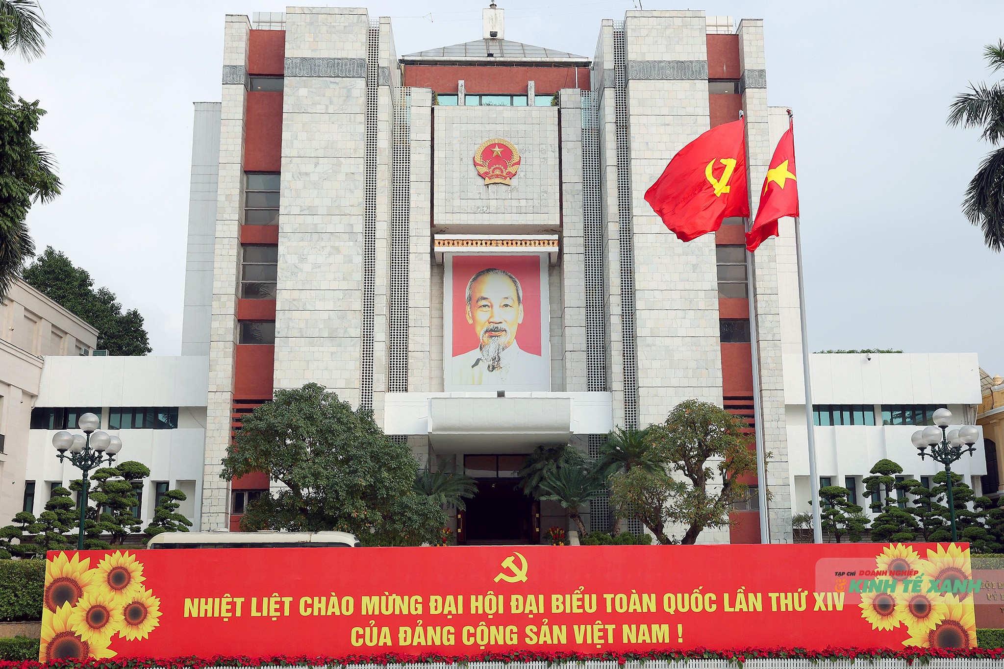 Panô, biểu ngữ chào mừng Đại hội Đảng trước trụ sở HĐND, UBND thành phố Hà Nội