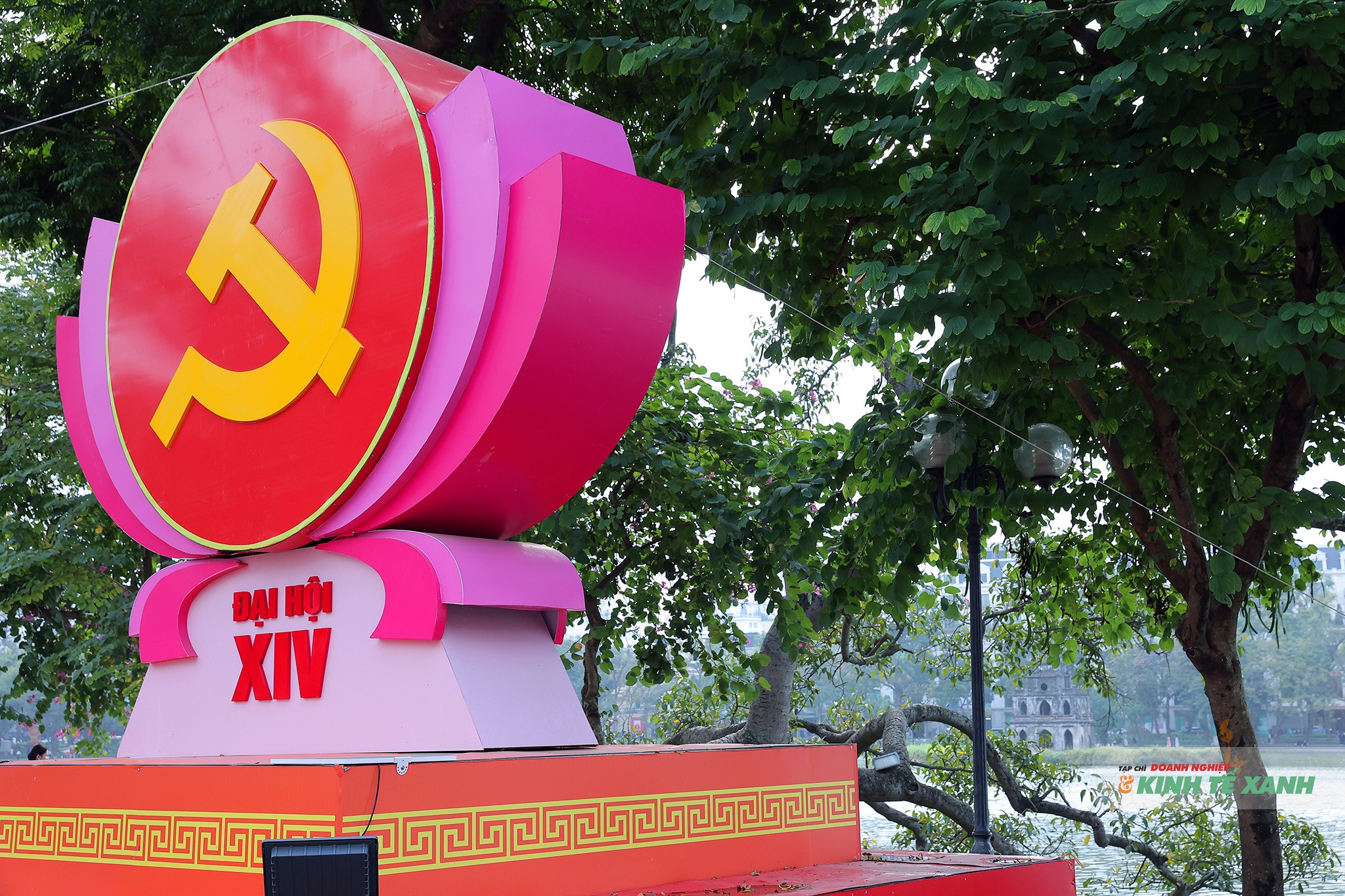 Biểu trưng của Đại hội Đảng XIV trước Tháp Rùa, khu vực hồ Hoàn Kiếm.