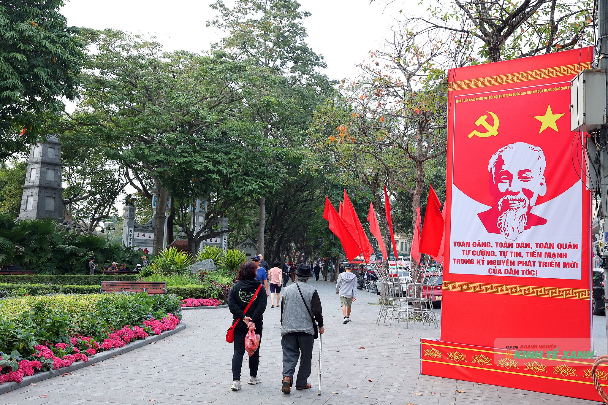 Panô, áp phích chào mừng Đại hội Đảng trước Tháp Bút, Đền Ngọc Sơn, khu vực hồ Hoàn Kiếm.