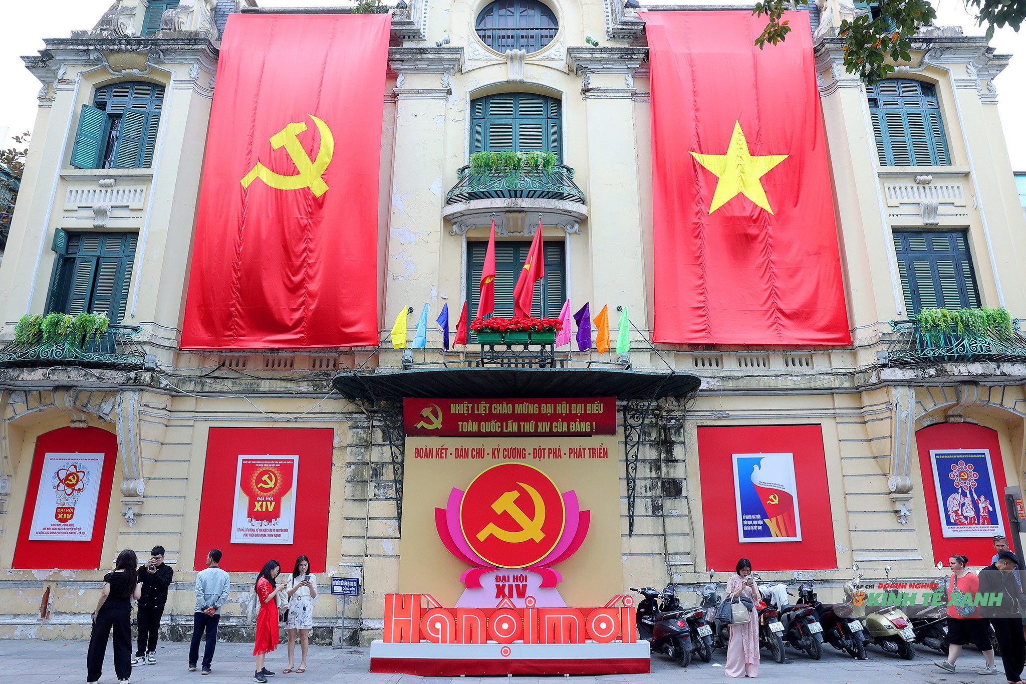 Trụ sở báo Hà Nội Mới rực rỡ cờ Tổ quốc, cờ Đảng.