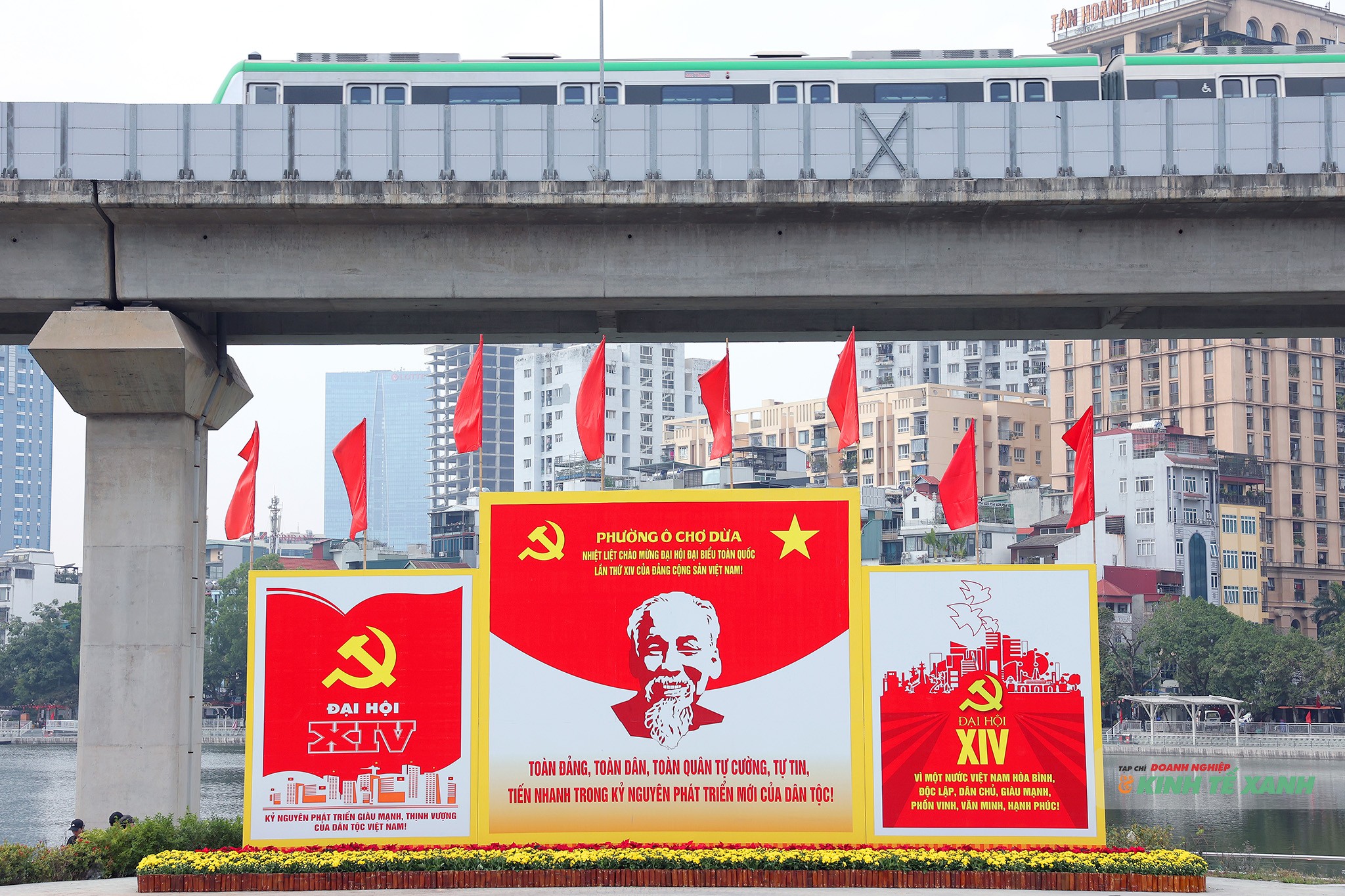 Panô chào mừng Đại hội Đảng bên cạnh một tuyến tàu Metro, biểu tượng cho sự đổi mới, phát triển của giao thông Thủ đô