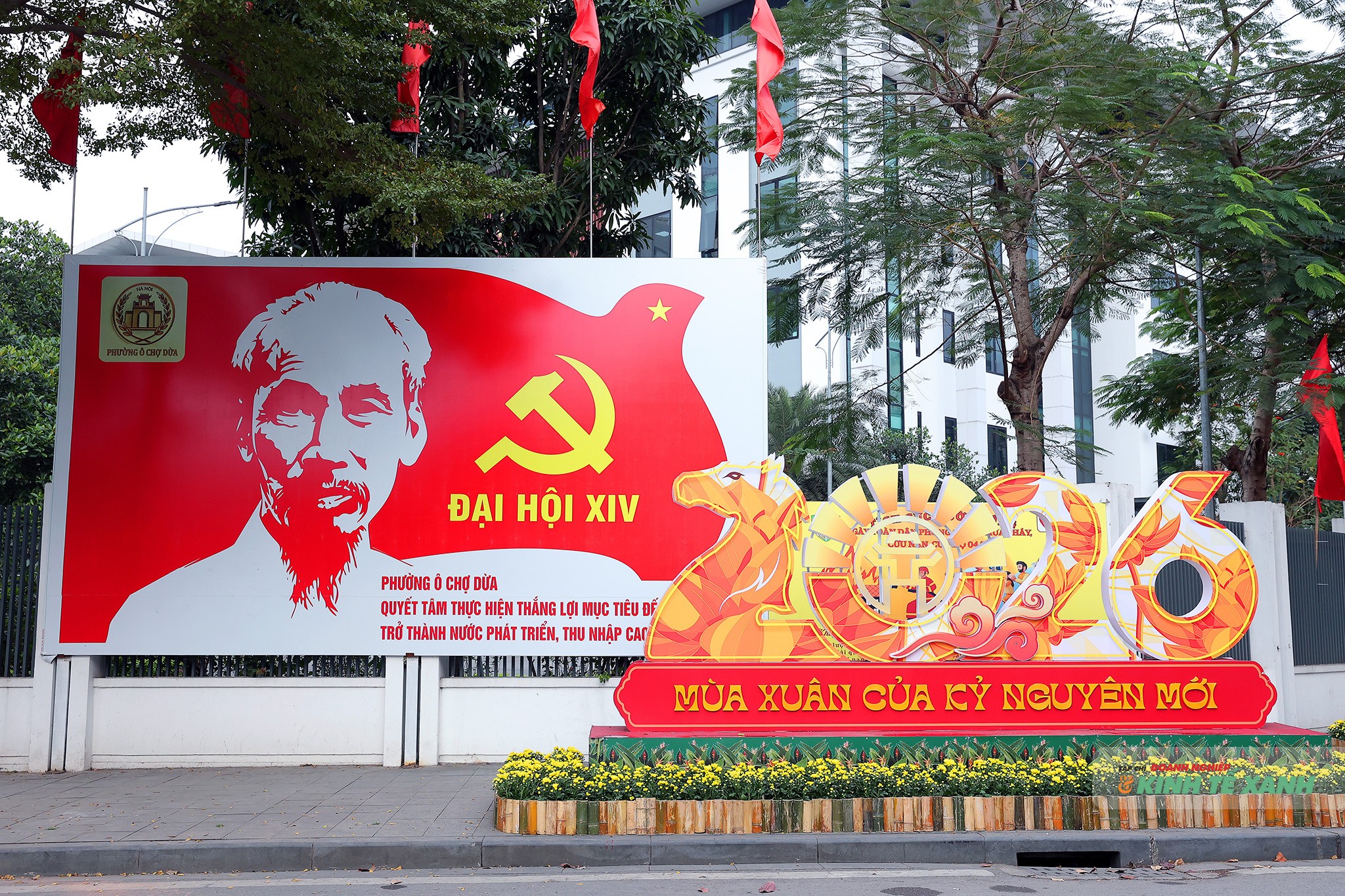 Panô, áp phích mừng Đảng, mừng Xuân mới trước một trụ sở chính quyền.