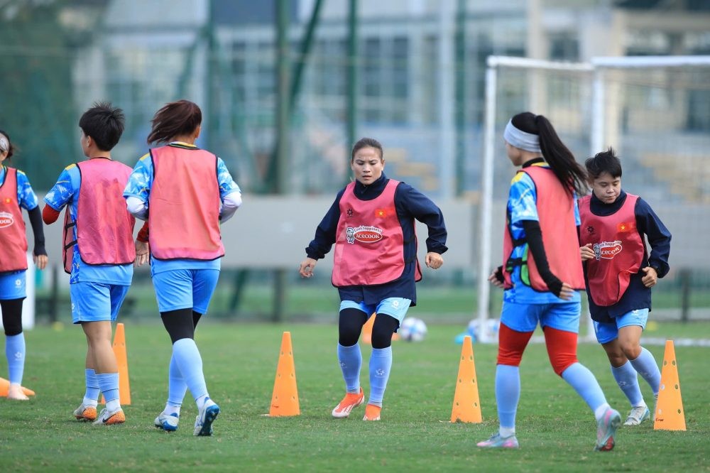 Tiền vệ Thái Thị Thảo và đồng đội tích cực luyện tập trong thời tiết giá lạnh tại Hà Nội