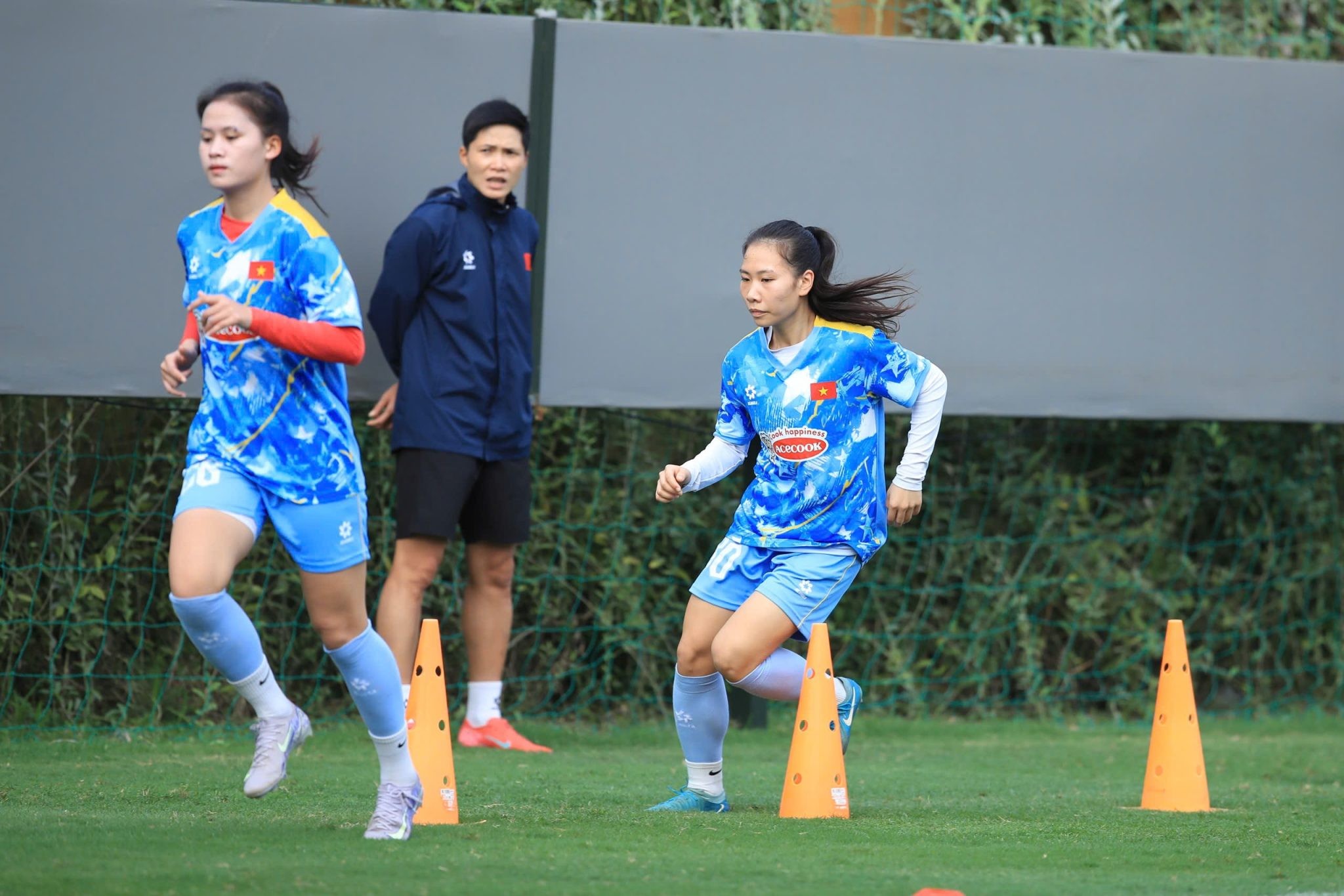 Các cầu thủ trẻ đang cố gắng, chăm chỉ luyện tập để theo kịp các đàn chị tại Đội tuyển