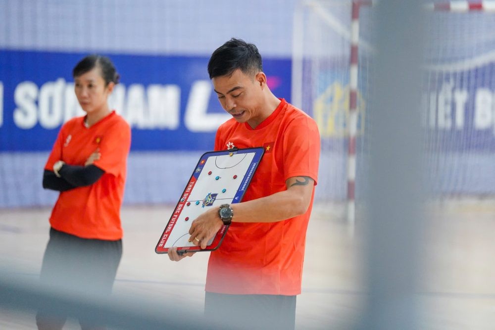 HLV trưởng đội tuyển futsal nữ Việt Nam Nguyễn Đình Hoàng