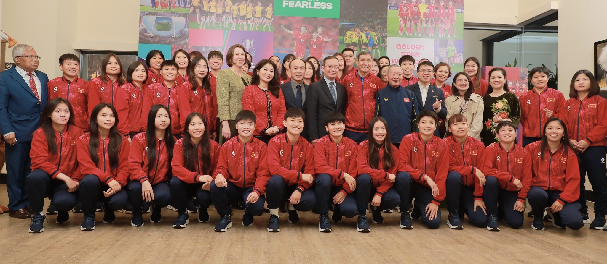 Các đồng chí lãnh đạo và đội tuyển nữ Việt Nam chụp ảnh lưu niệm