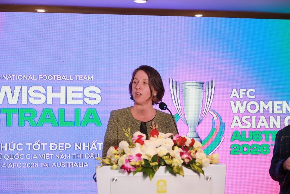 Đại biện lâm thời Australia tại Việt Nam - bà Renée Deschamps, phát biểu tại buổi tiệc