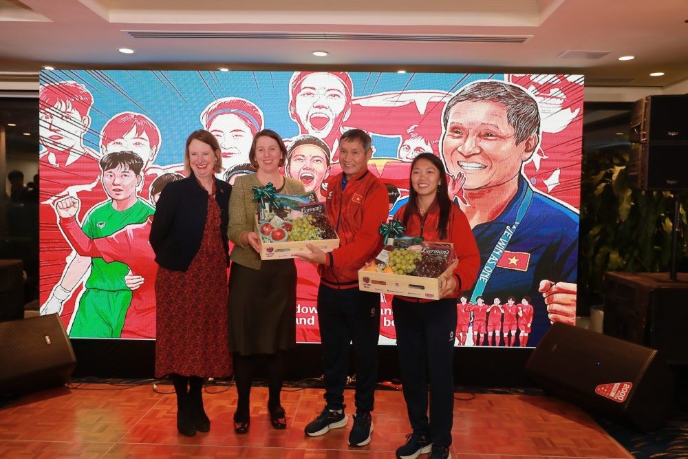 Đại diện Đại sứ quán Australia tại Hà Nội và đại diện đội tuyển nữ Việt Nam trao tặng quà