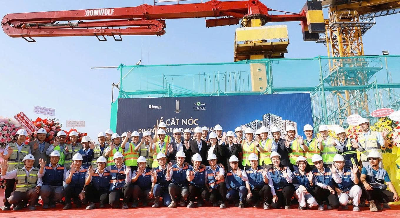 The Grand Manhattan tăng tốc về đích, chính thức cất nóc tháp cuối cùng.