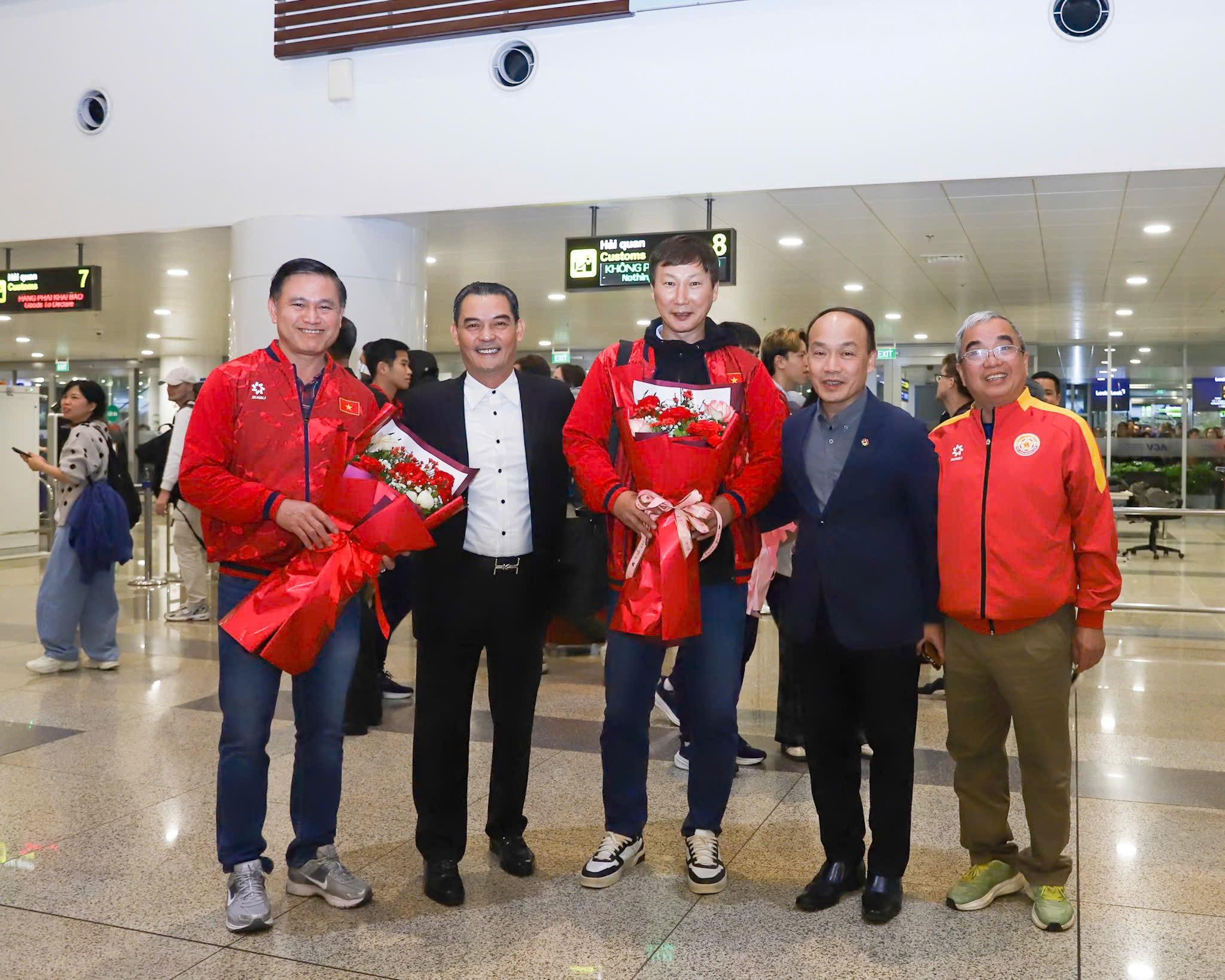 Các đồng chí lãnh đạo tặng hoa chúc mừng Đoàn đội tuyển U23 Việt Nam