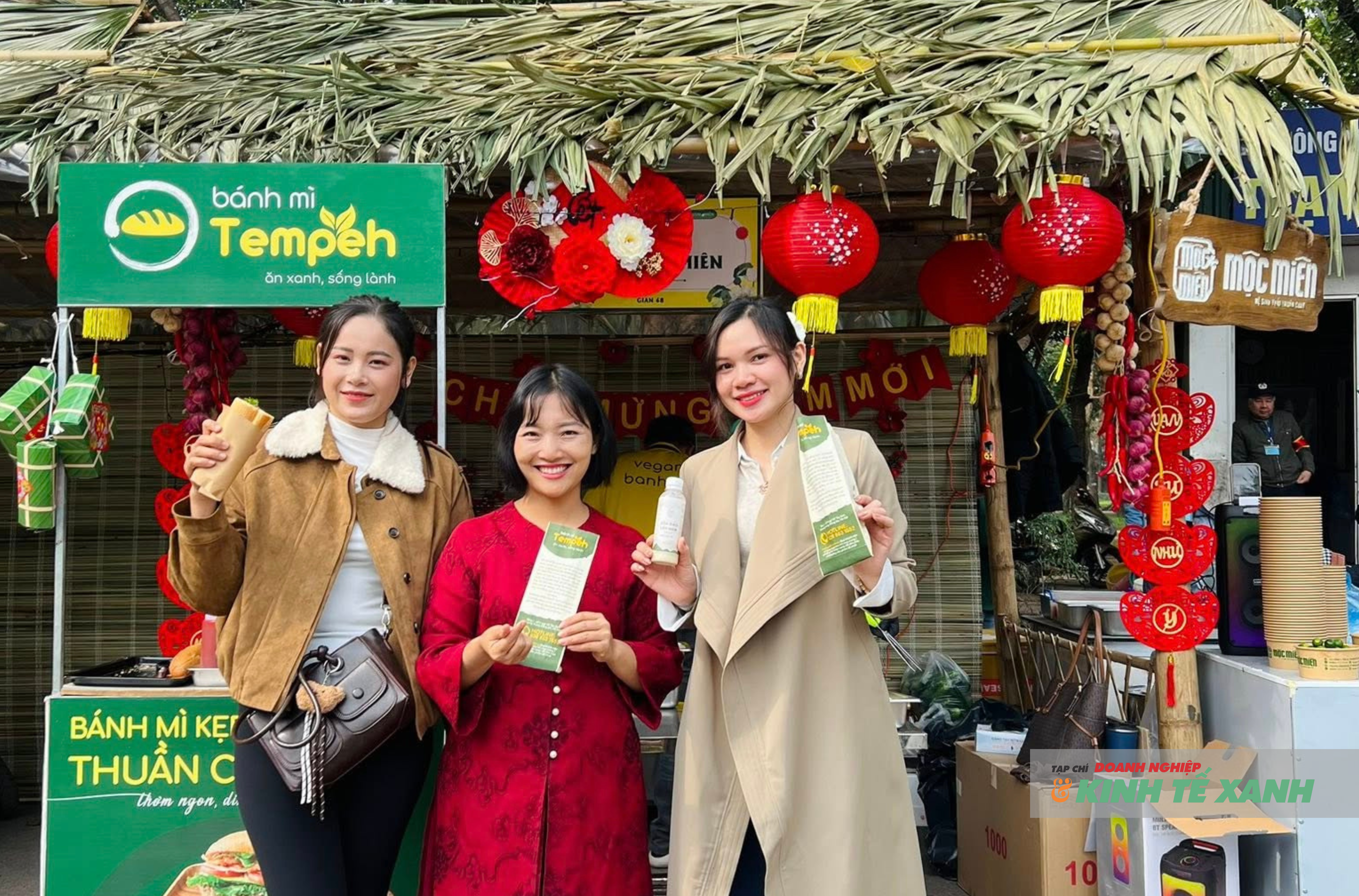 Người dân hào hứng tham quan, mua sắm các sản phẩm thân thiện với môi trường tại Tết Chay An Lạc 2026.