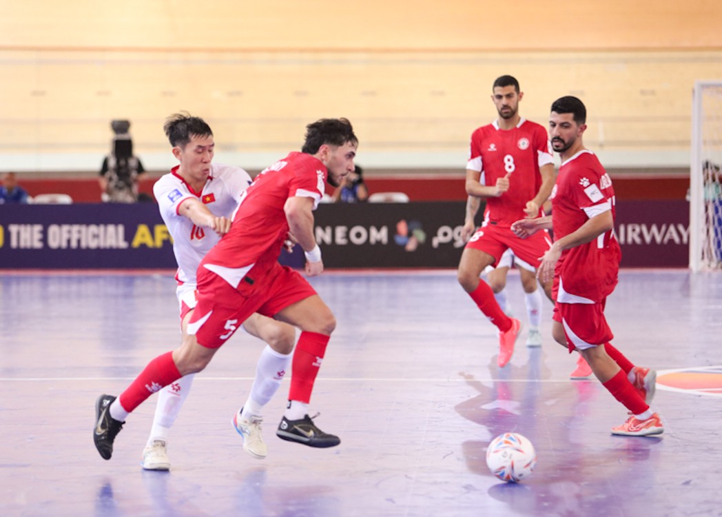 Các cầu thủ futsal Việt Nam tổ chức phòng ngự chặt chẽ và kỷ luật để bảo toàn lợi thế 2-0