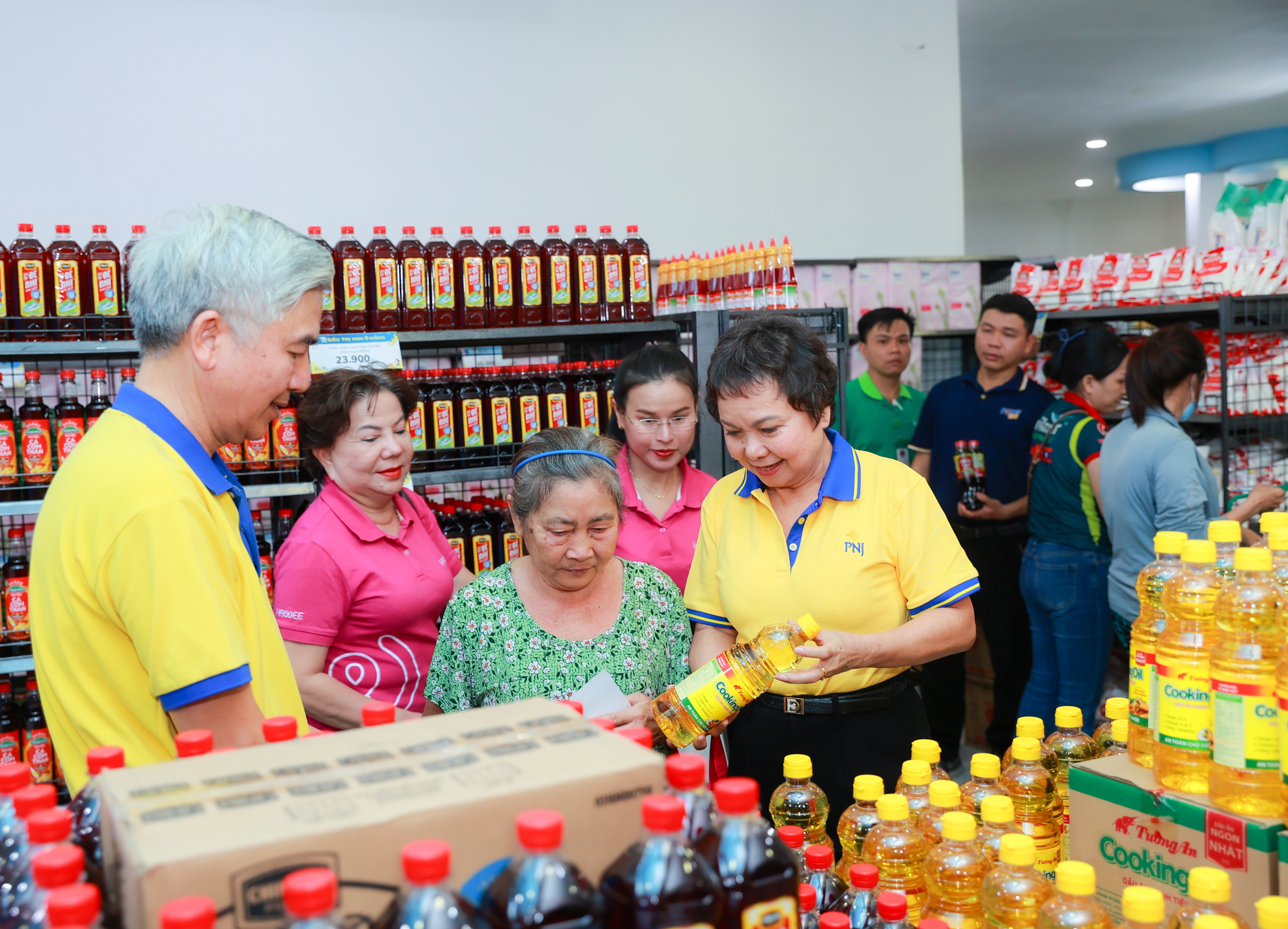 Bà bà Cao Thị Ngọc Dung, Chủ tịch HĐQT PNJ thăm hỏi tới khách hàng đặc biệt tại siêu thị 0 đồng 