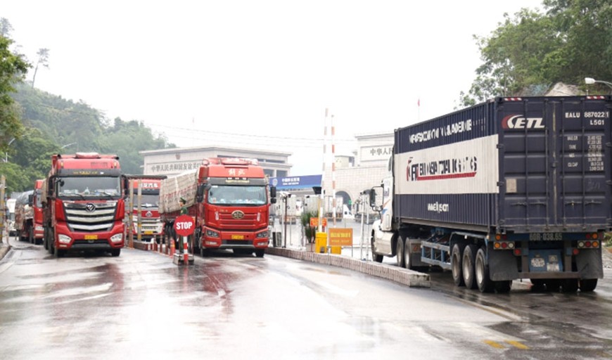 Các xe container chở hàng hóa nông sản thông quan tại Cửa khẩu quốc tế Hữu nghị (Lạng Sơn) ngày 5-2. Ảnh: MAI PHƯƠNG