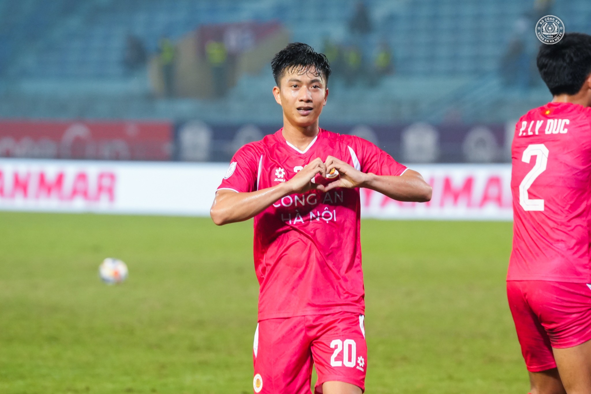 Văn Đức và đồng đội có chiến thắng đậm thay lời chia tay giải đấu