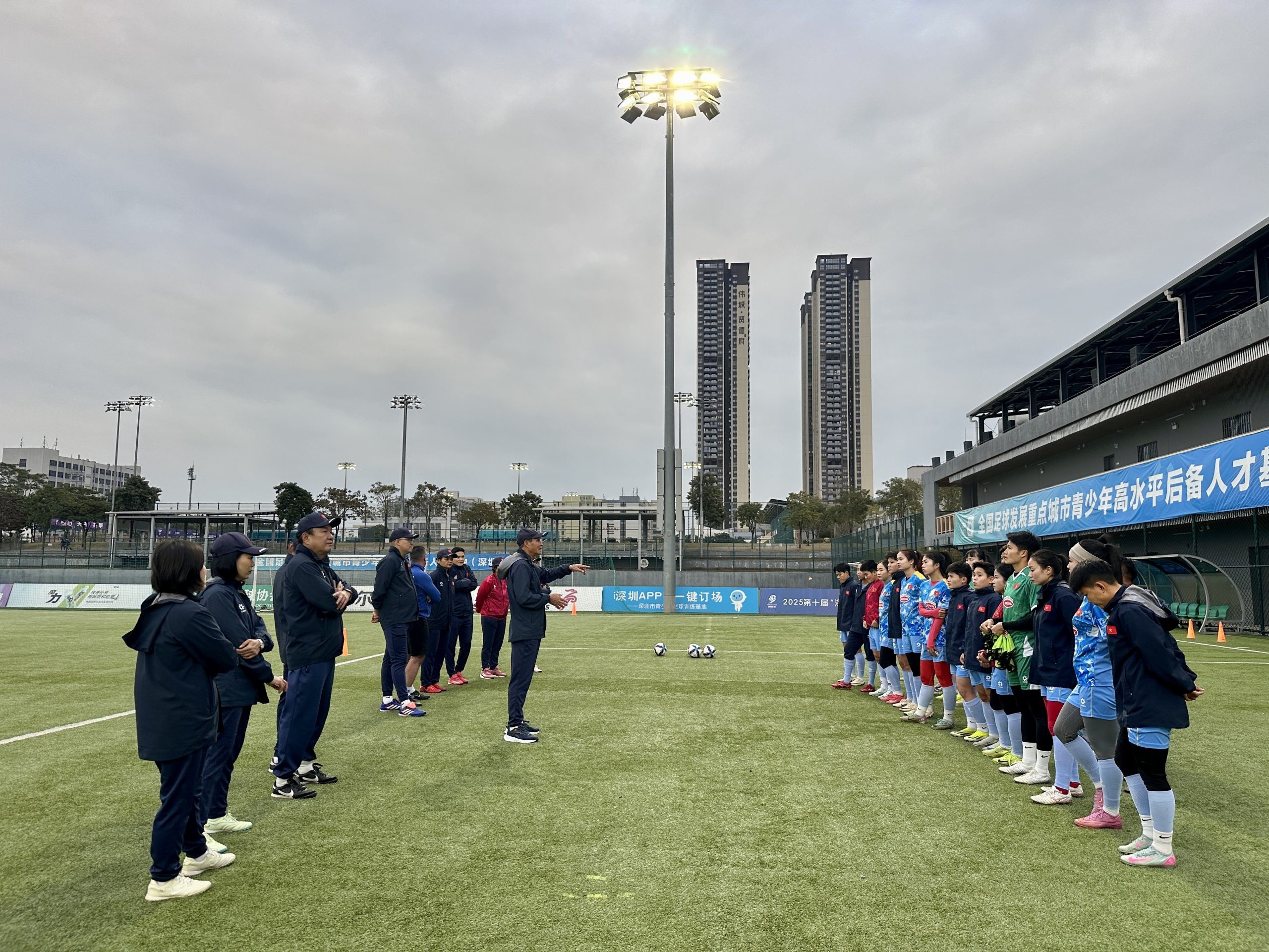 Đội tuyển nữ Việt Nam bắt đầu luyện tập tại Thâm Quyến