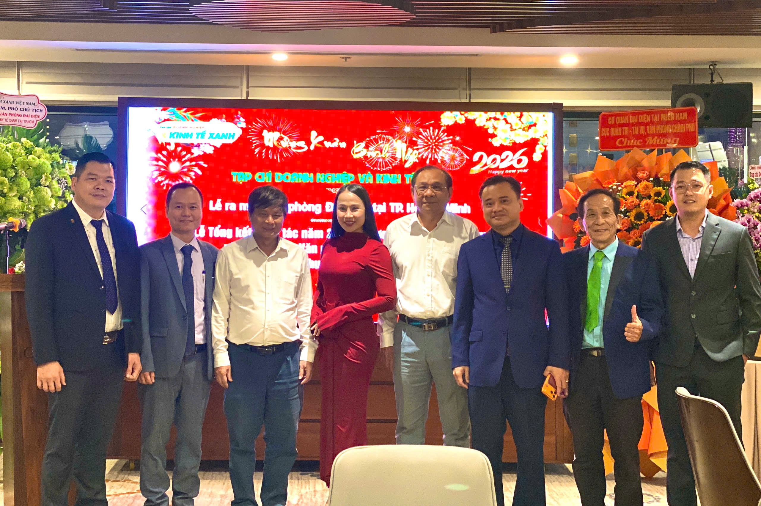 Ông Trần Trọng Dũng - Phó Chủ tịch Hội Nhà báo Việt Nam (thứ 3 từ trái sang phải) chụp ảnh lưu niệm của các Đại biểu tại Lễ ra mắt.